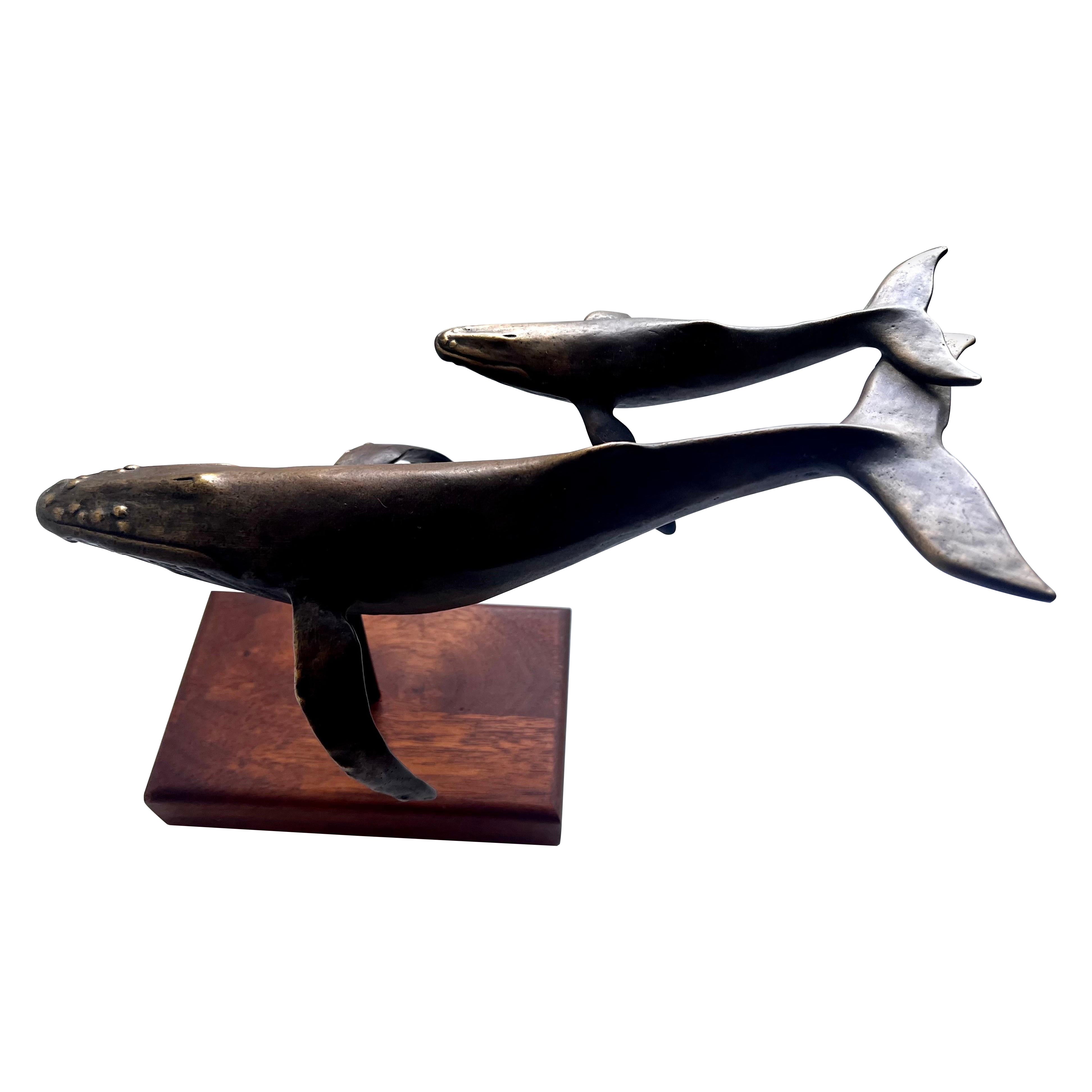 Sculpture de bureau en bronze massif représentant une baleine et un veau sur une base en Wood par S. Nelles, 1986