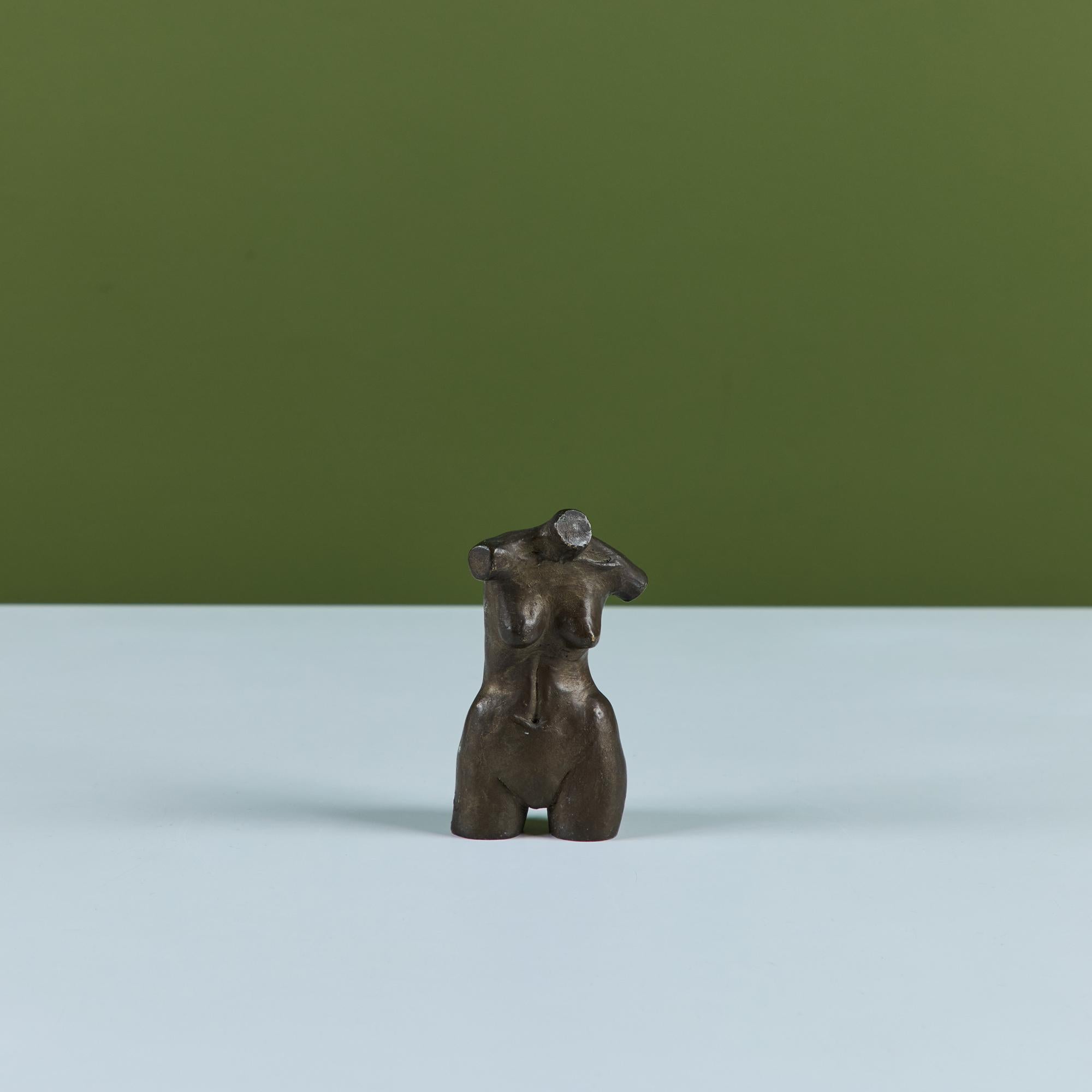 Scultura in bronzo massiccio. Questo pezzo è caratterizzato da forme femminili. Un bellissimo pezzo da esposizione per una mensola o un fermacarte. Firmato G. Shaw.

Dimensioni
2,5