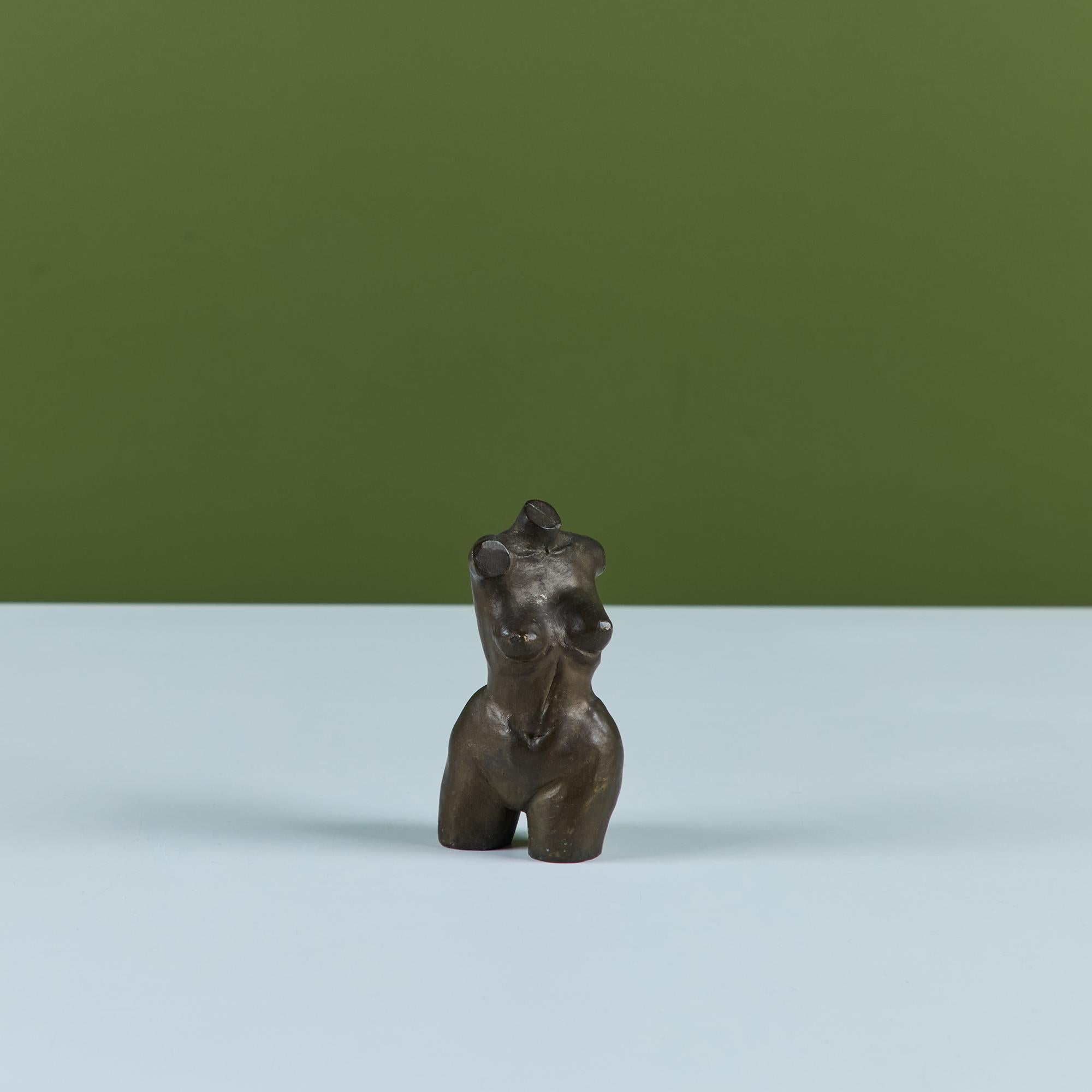 Scultura in bronzo massiccio. Questo pezzo è caratterizzato da forme femminili. Un bellissimo pezzo da esposizione per una mensola o un fermacarte. Firmato G. Shaw.

Dimensioni
2