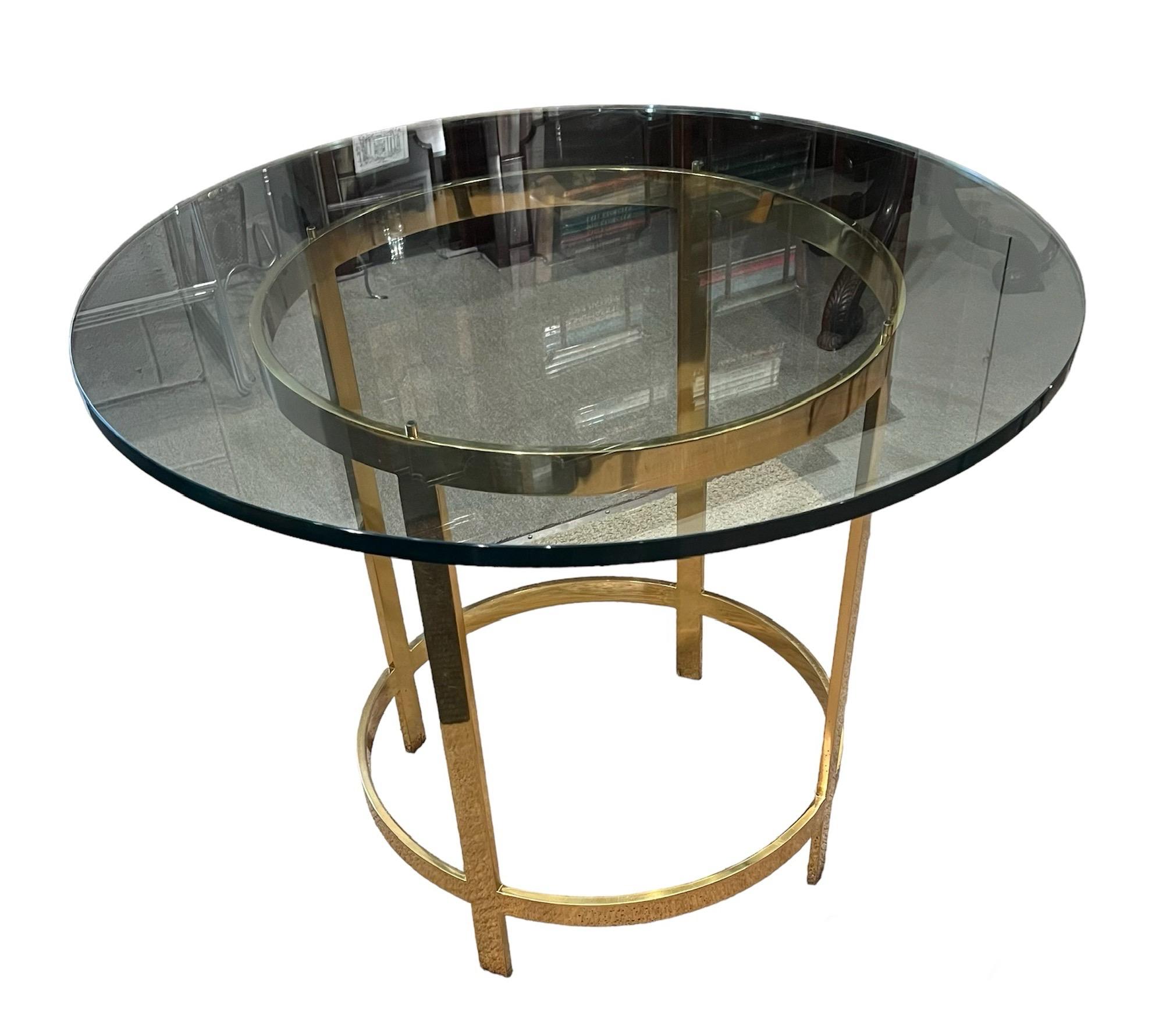 Table centrale en bronze massif avec plateau en verre transparent 
Plateau en verre et plateau en vinyle détaché. Base solide en bronze poli et scellé. 
Largeur de la base 24