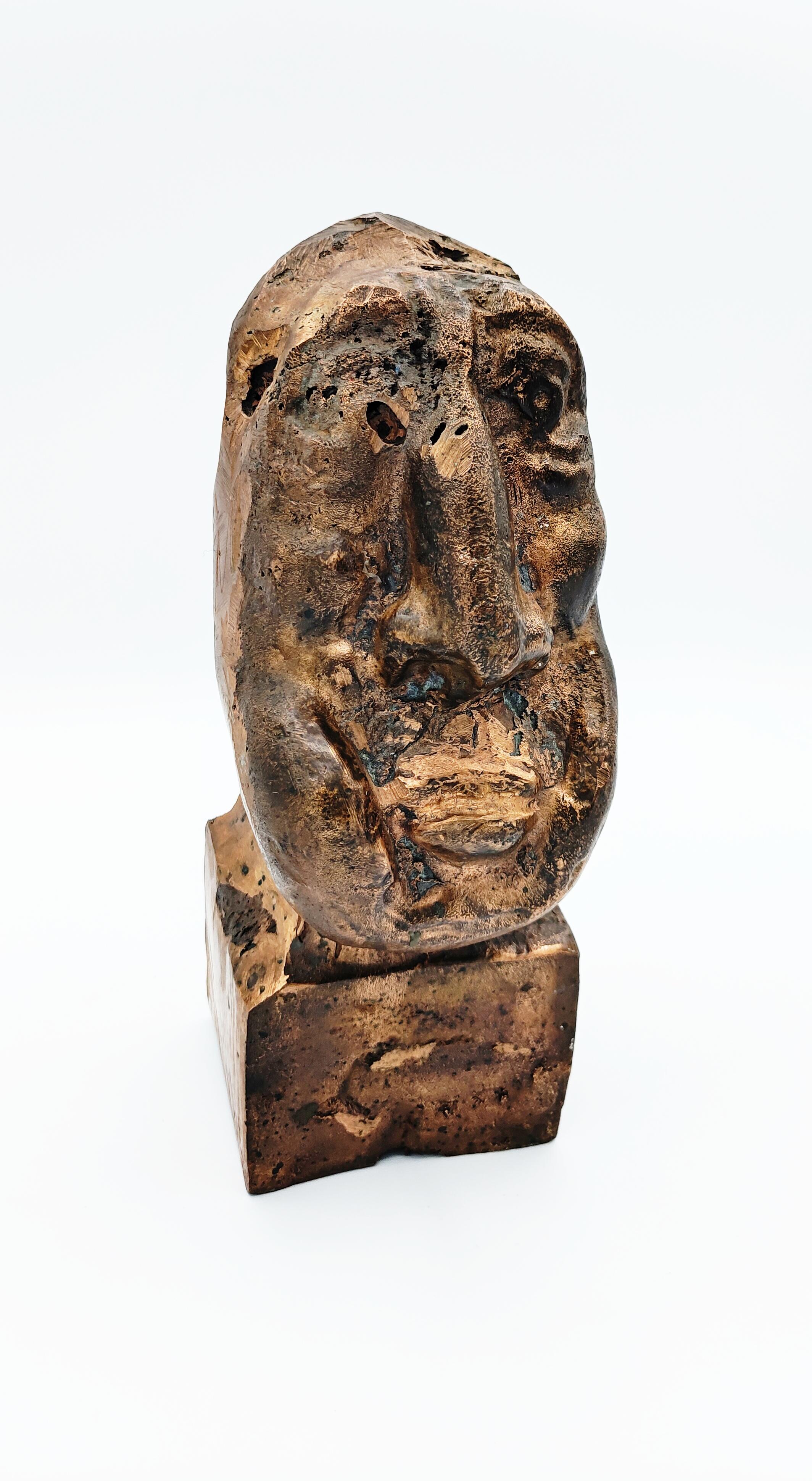 Rare solid bronze head sculpture, 1960s. Incredible work with solid bronze, very heavy, more 18 kg. Very interesting.