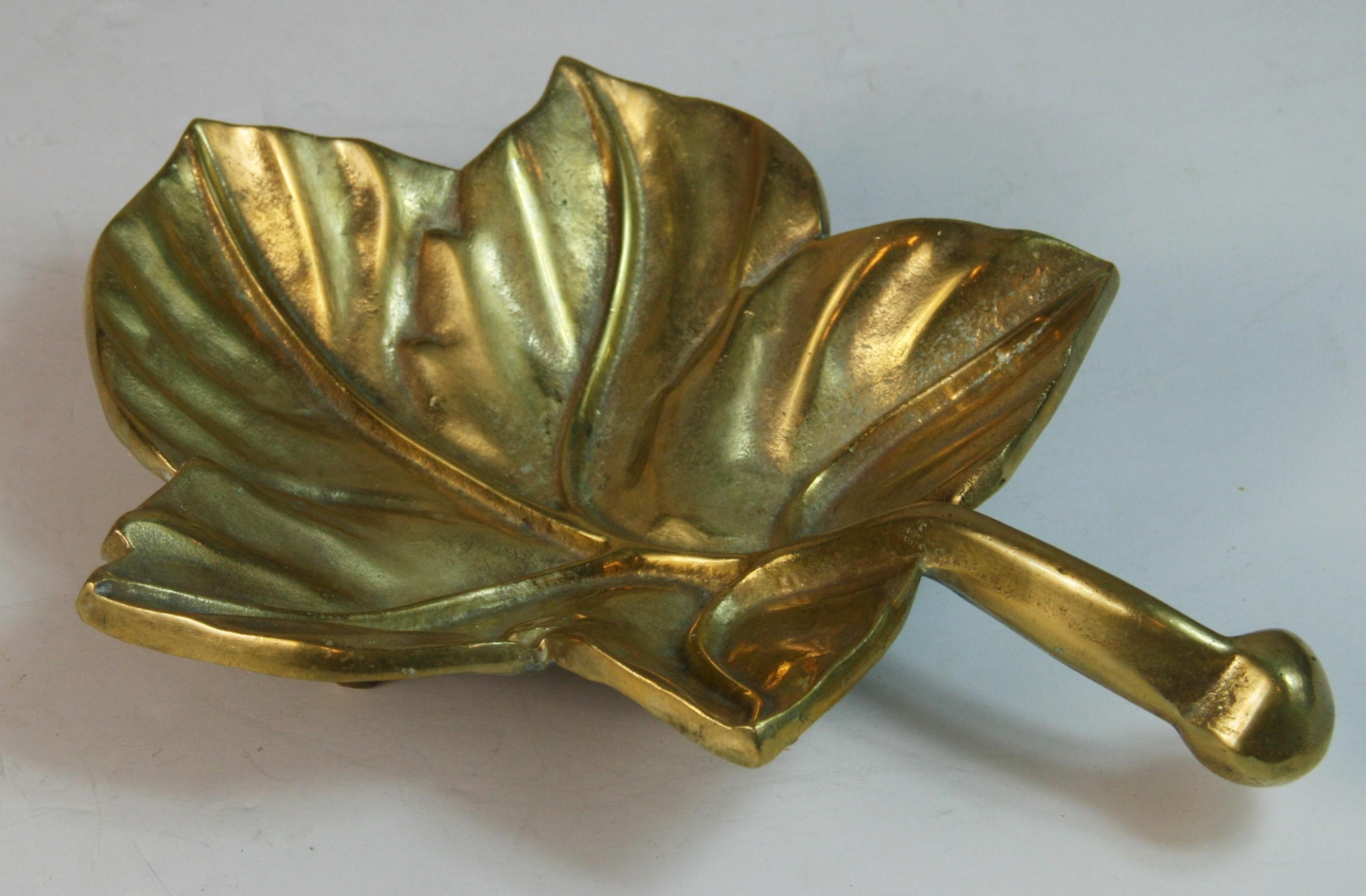 1832  Plato de hoja de bronce macizo con asa.
