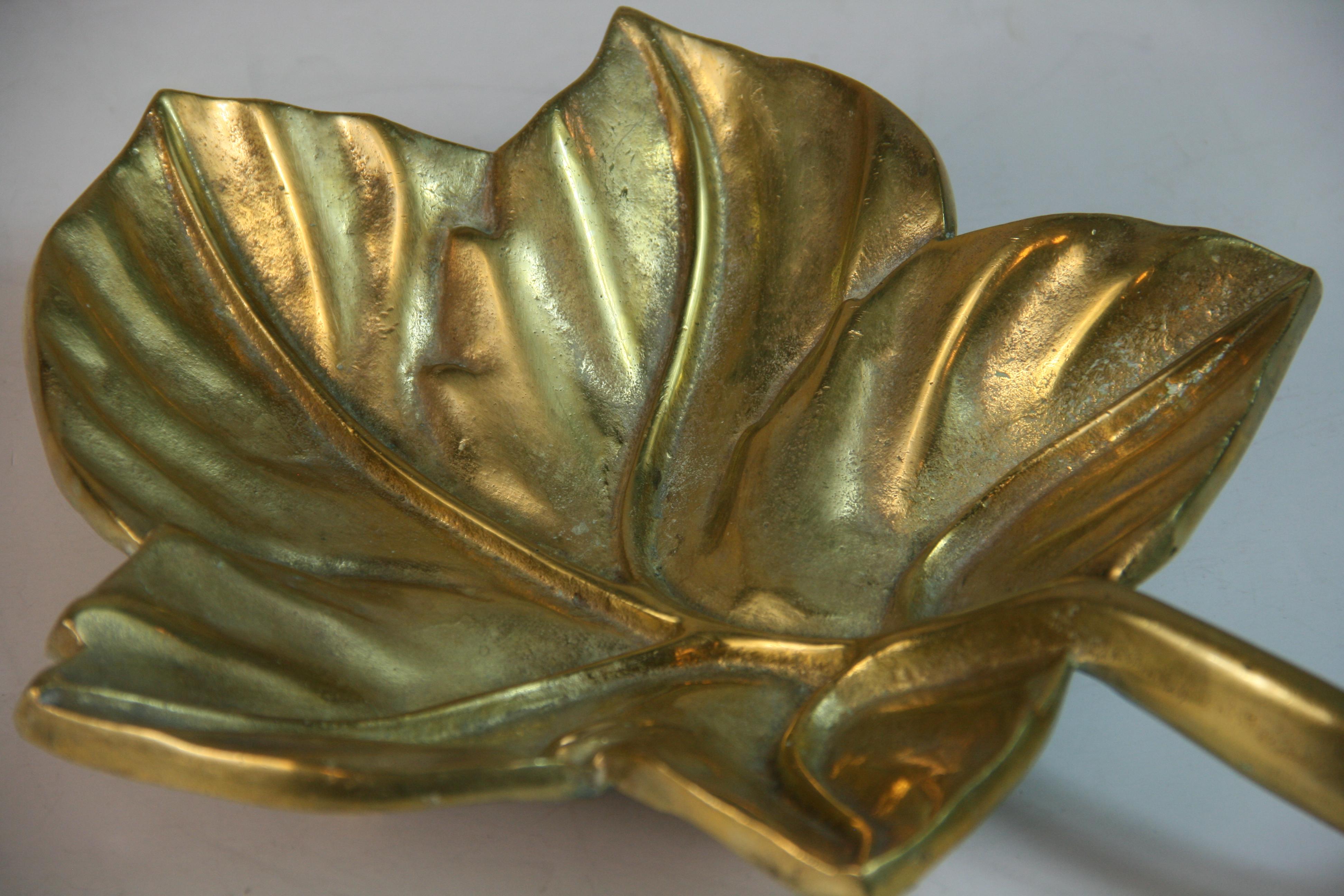 Sólido  Plato Hoja de Bronce con Asa mediados del siglo XX en venta