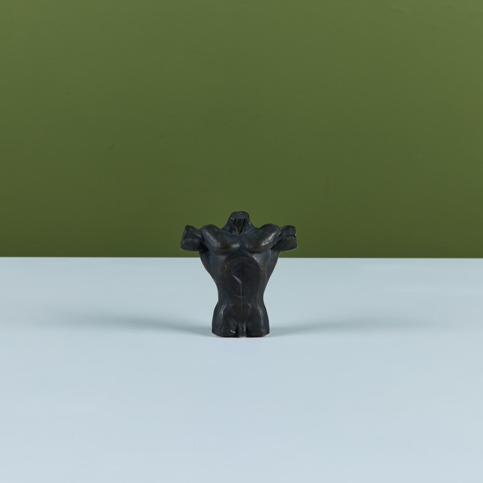 Scultura in bronzo massiccio. Questo pezzo è caratterizzato da una forma maschile. Un bellissimo pezzo da esposizione per una mensola o un fermacarte. Firmato G. Shaw.

Dimensioni
4