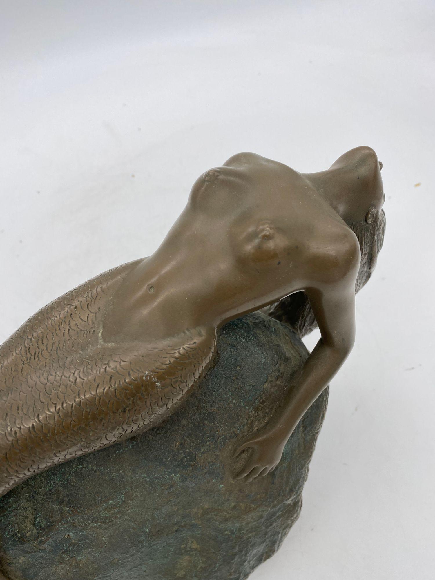 Bronze-Seidenstatue einer Meerjungfrau auf einem Strandberg von James Siebert im Angebot 7