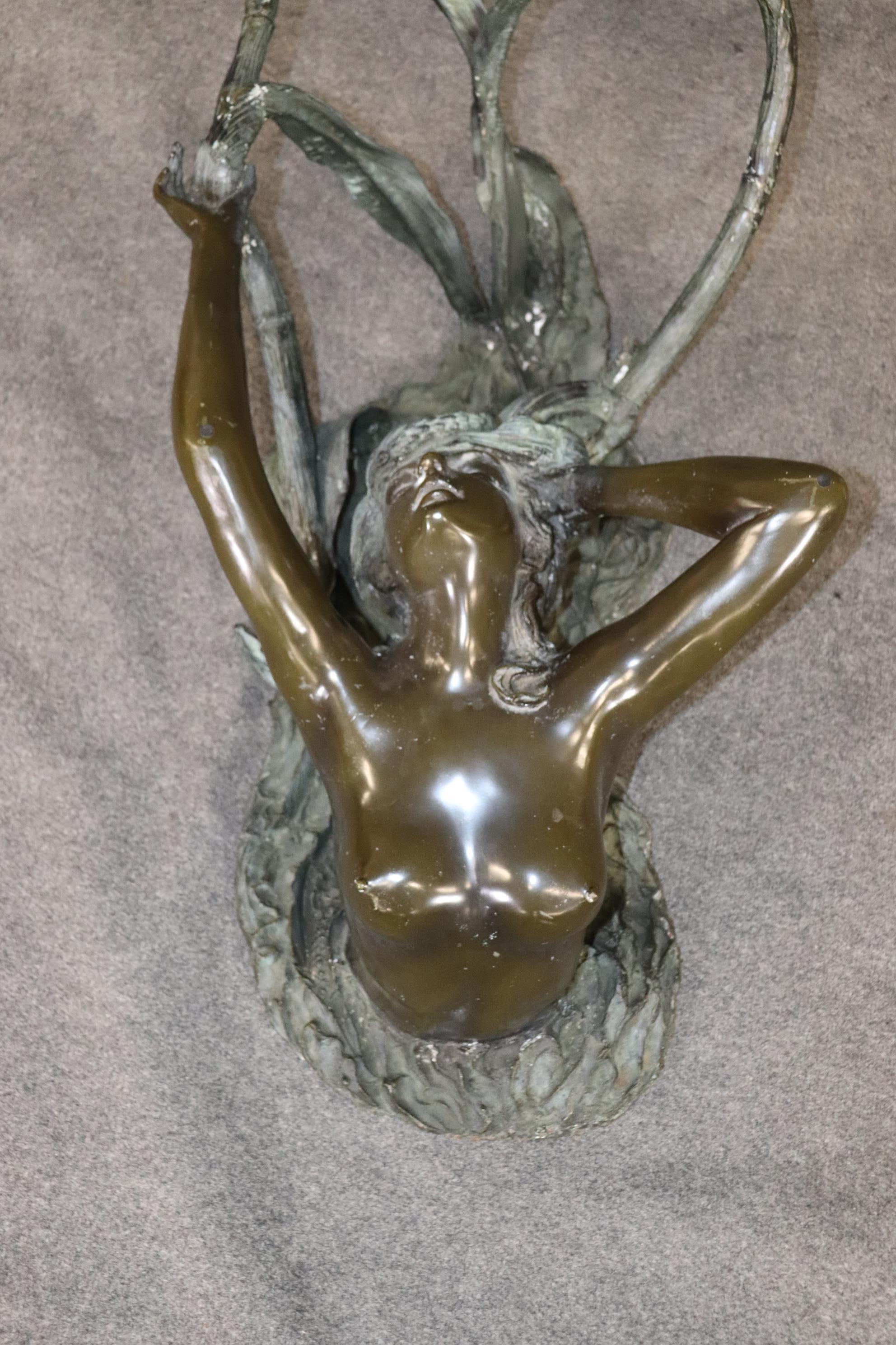 Couchtisch aus massiver Bronze mit nackter Frau, schwimmender oder Meerjungfrau im Angebot 1