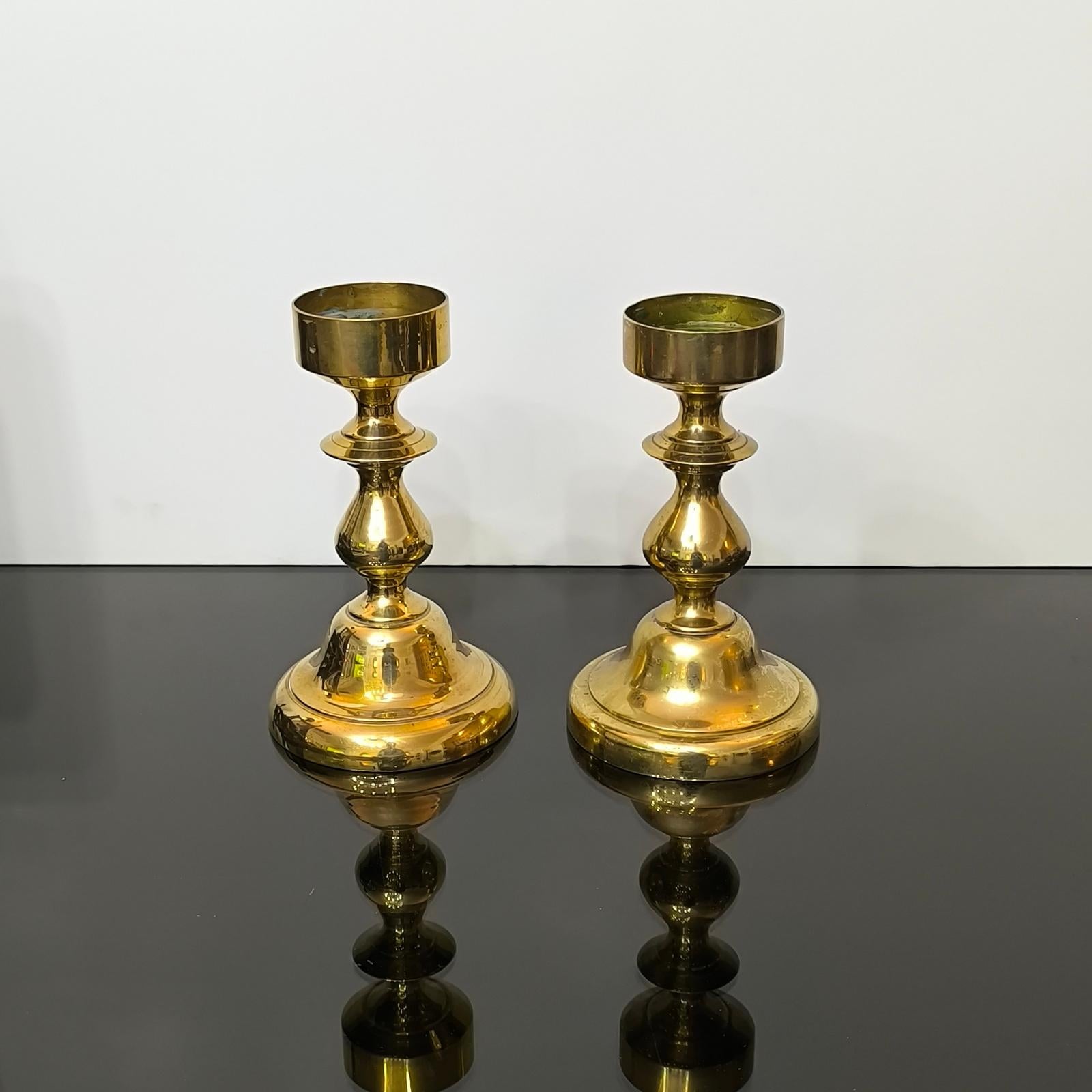 Una bella coppia di massicci portacandele in bronzo degli anni '40. Segnato sotto il fondo MALM. Per candele di 4,8 o 5,8 cm di diametro. 
Vintage, vintage e usato con una bella patina. 
Dimensioni: 10 cm di diametro, 18 cm di altezza.

