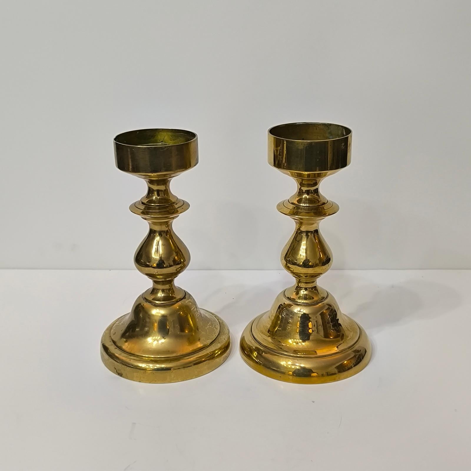 Mid-Century moderno Coppia di portacandele in bronzo massiccio, metà del secolo scorso, candelieri da camino in vendita