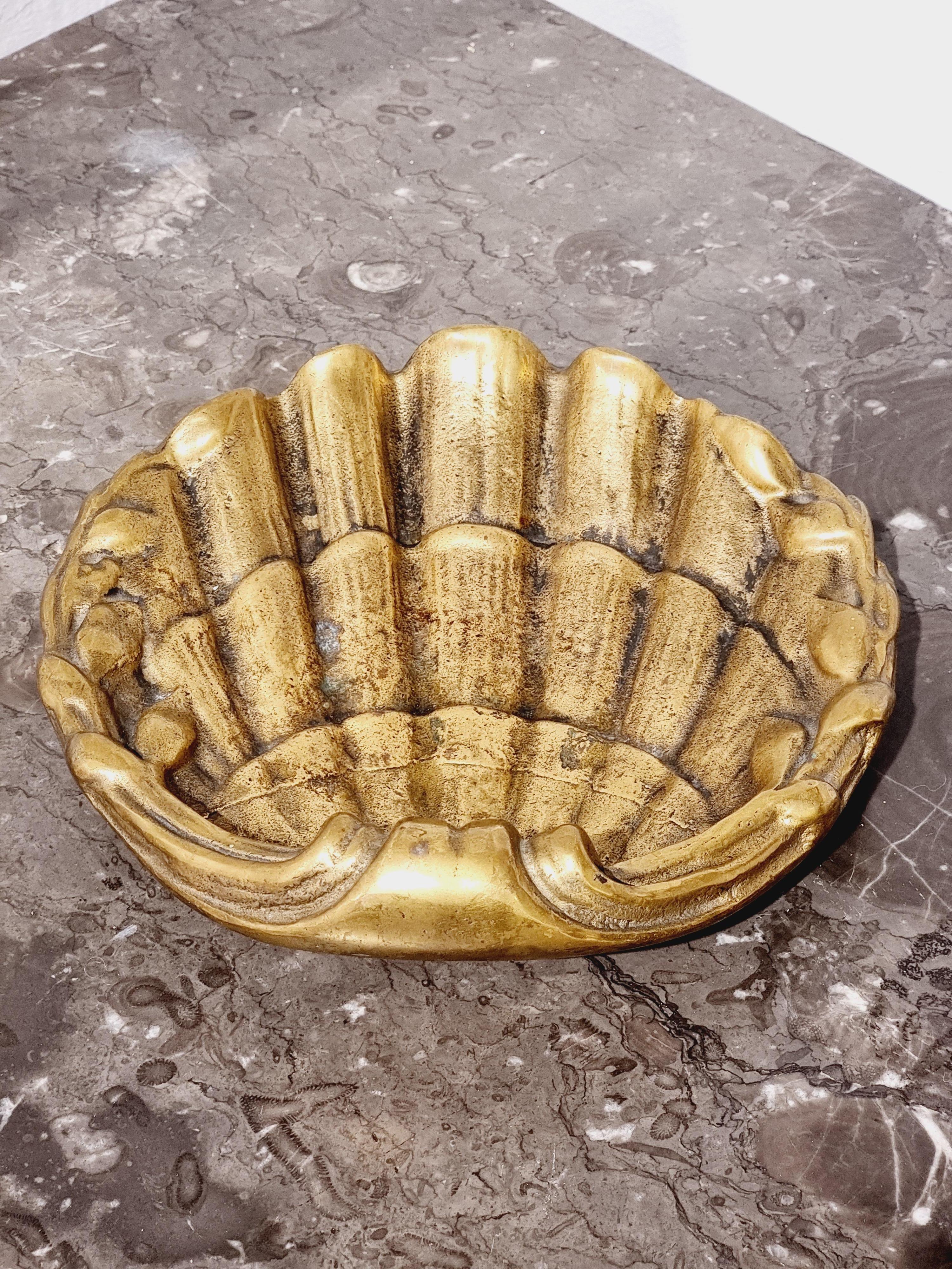 Bronze tray in shape of shell decorated with laurel leaves, french early 1900s. 

Beautiful patina, heavy quality metal. In good condition. 