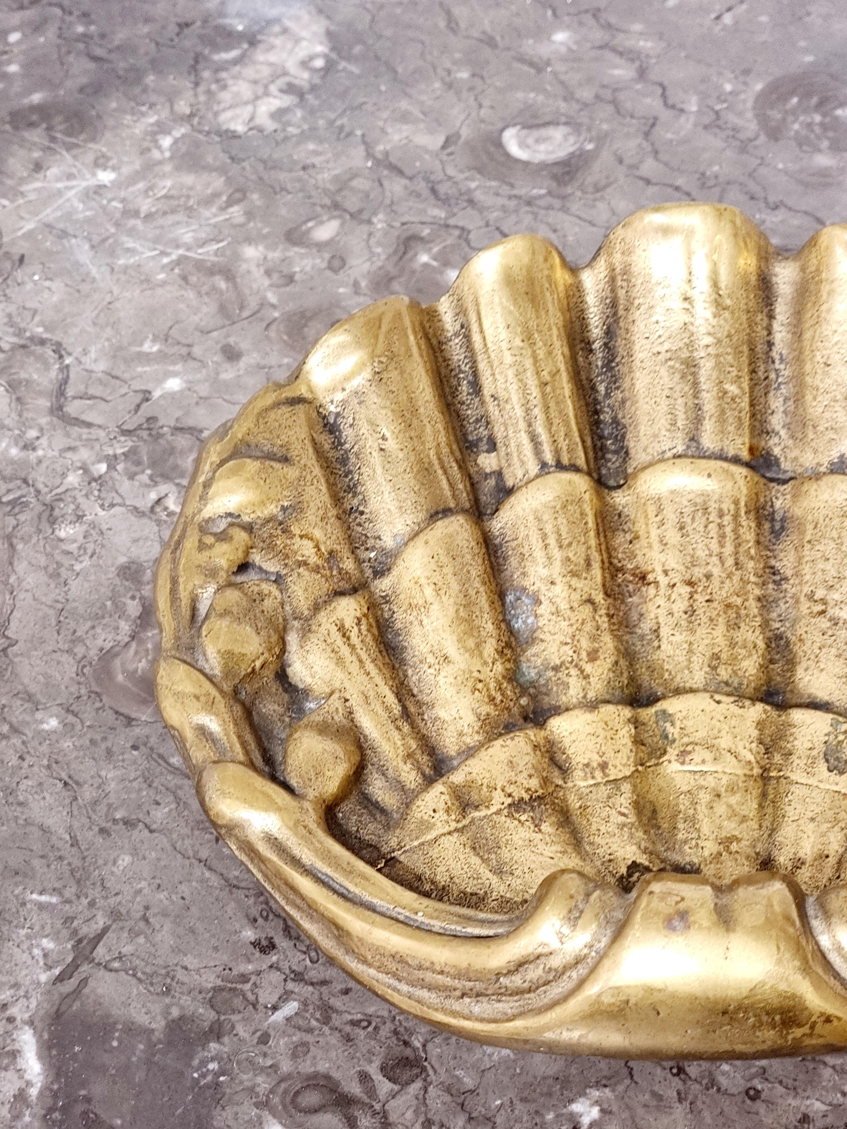 Solid bronze plate in shape of shell, french early 1900s In Good Condition For Sale In Stockholm, SE