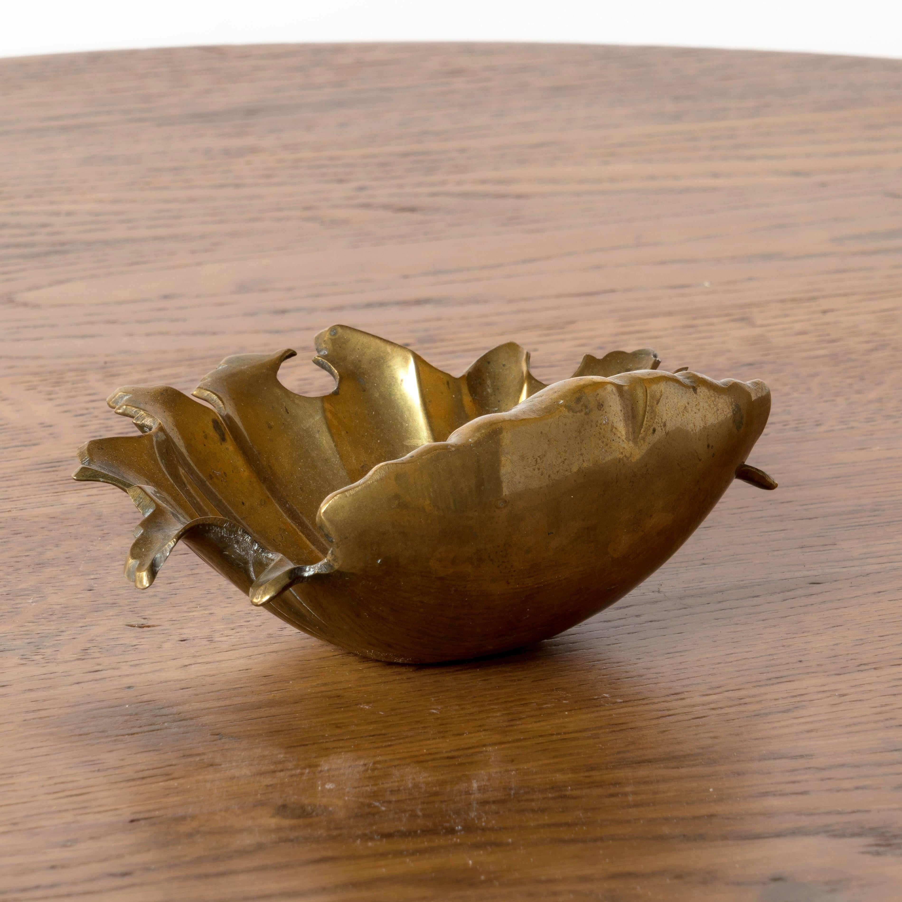 Elegant shell or scallop shaped vide-poches. Embossed and 