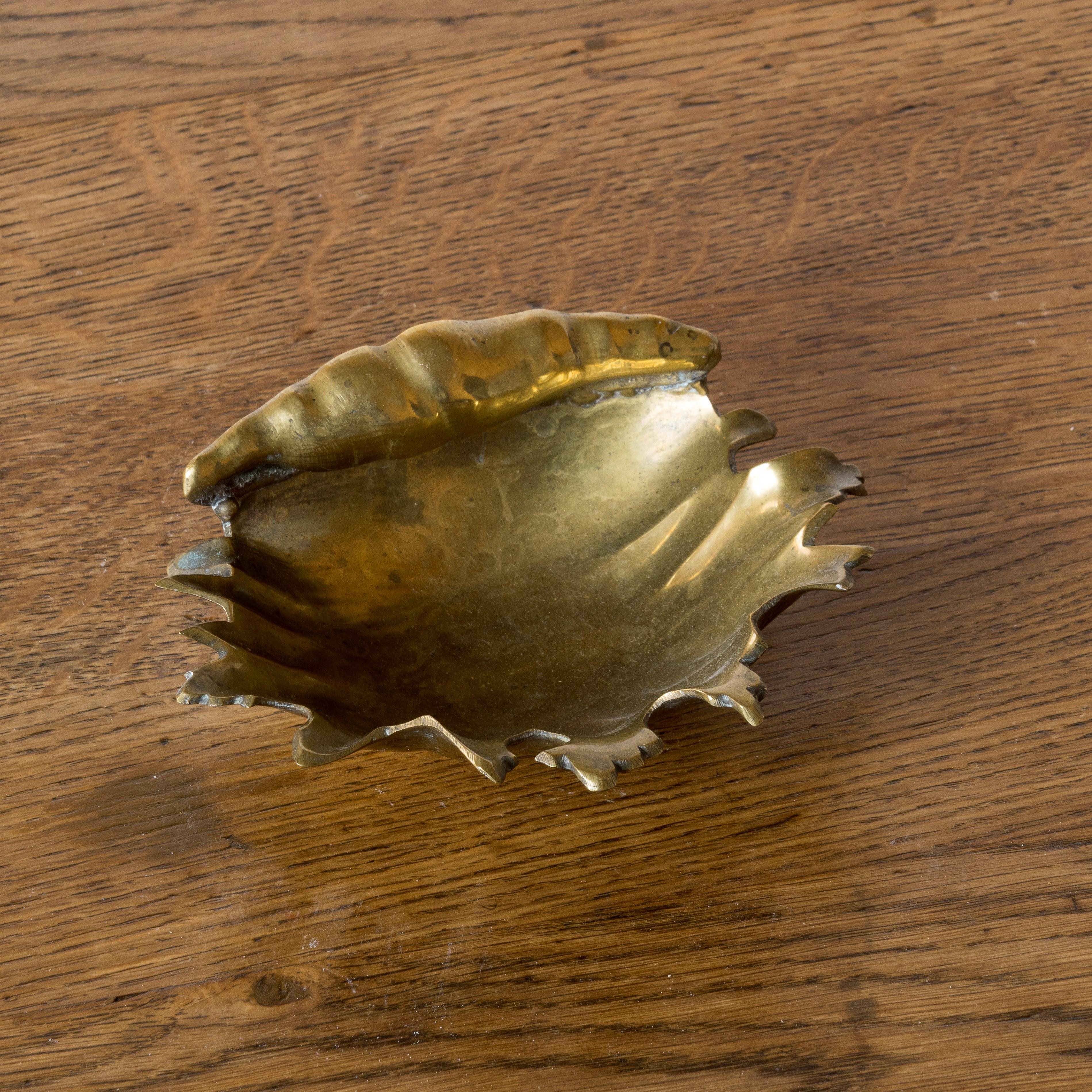 Late 20th Century Solid Bronze Scallop Shaped Decorative Vide-Poches - France 1970's For Sale