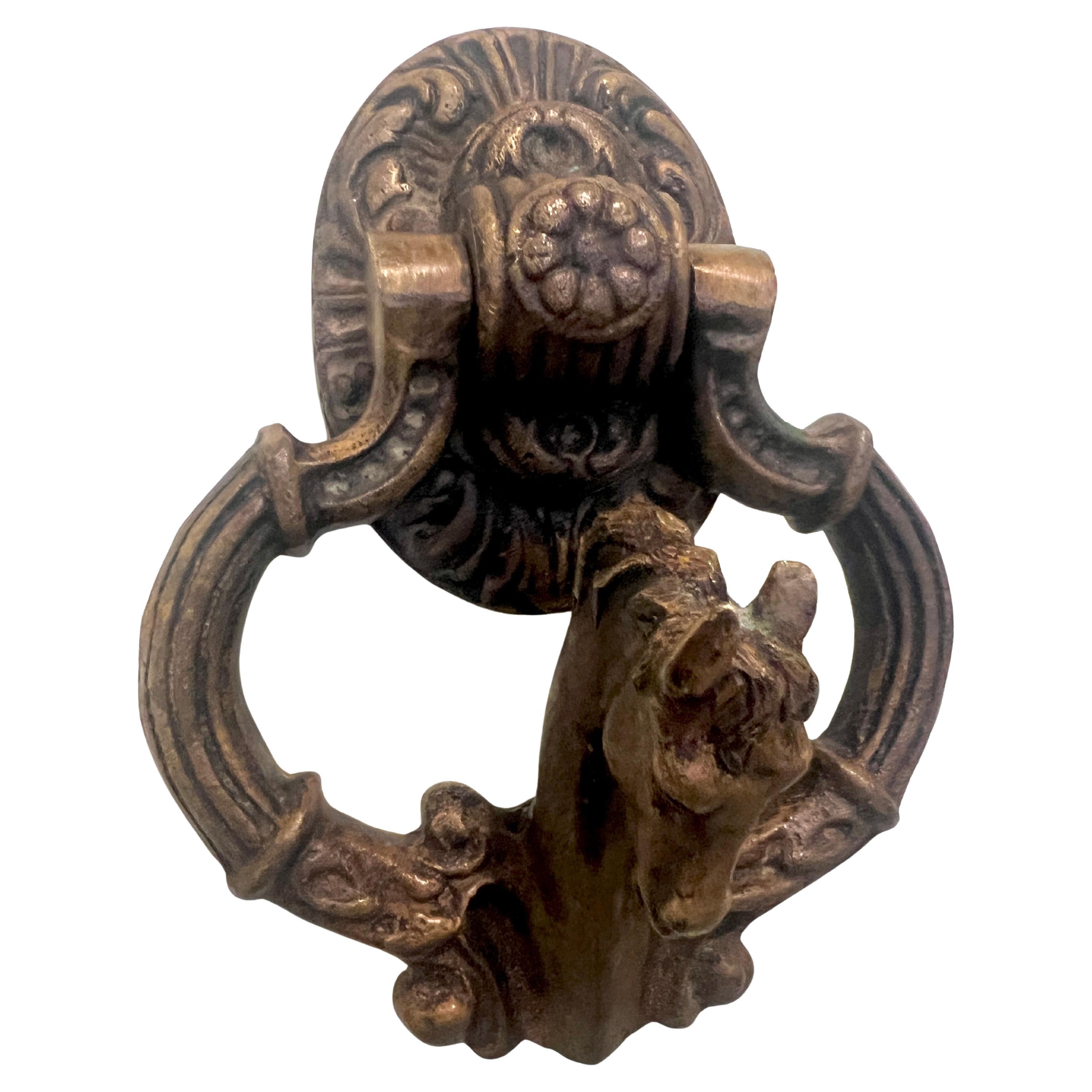 Un battente scultoreo in bronzo massiccio con testa di cavallo.  Il bussolotto, che pesa quasi 4 libbre, è molto speciale e ben progettato e realizzato.

Un'ottima aggiunta alla porta d'ingresso e un'impressionante vista di benvenuto.

Tieni
