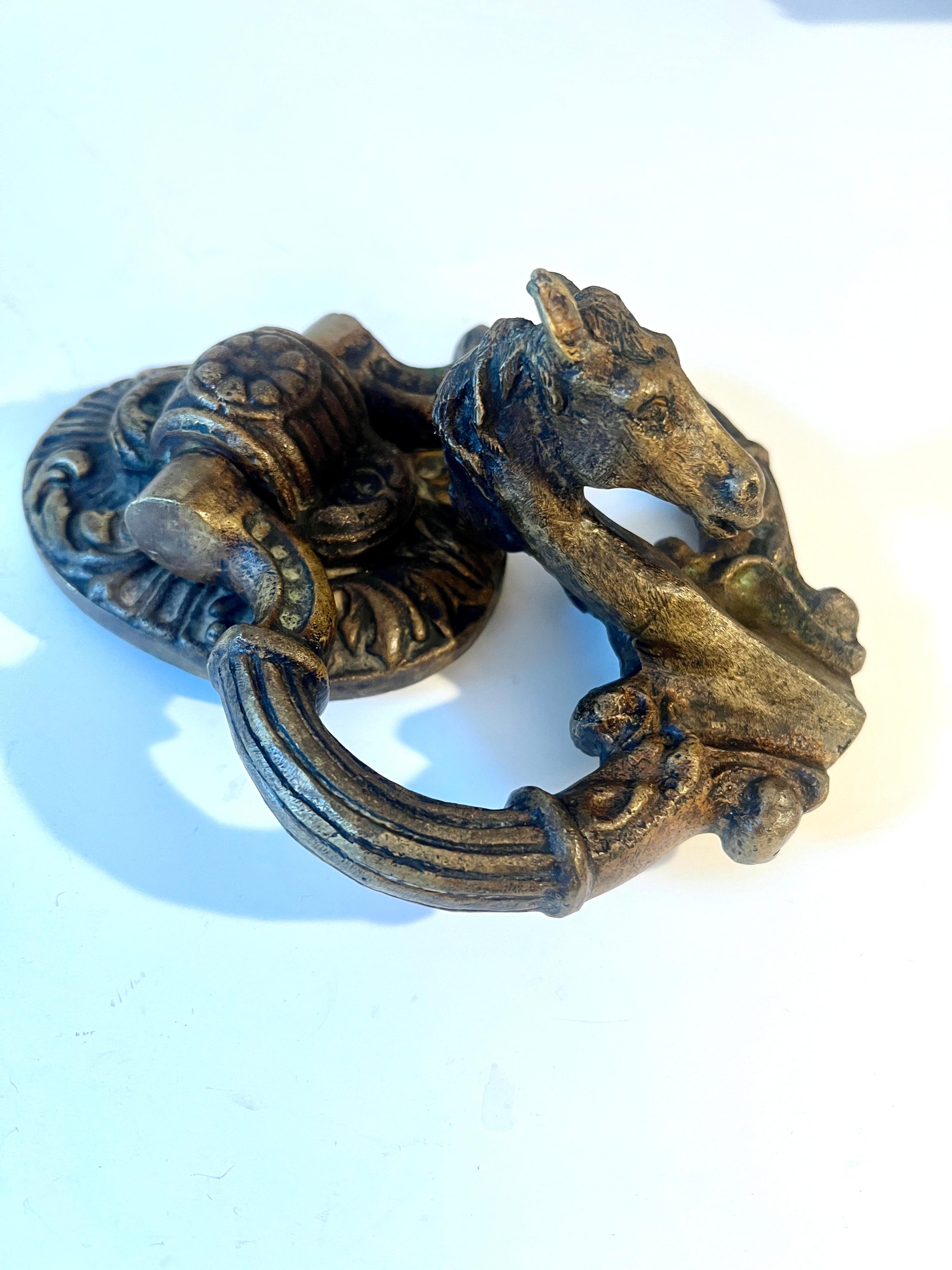 Battente per porta in bronzo massiccio con scultura in ottone a forma di testa di cavallo In condizioni buone in vendita a Los Angeles, CA