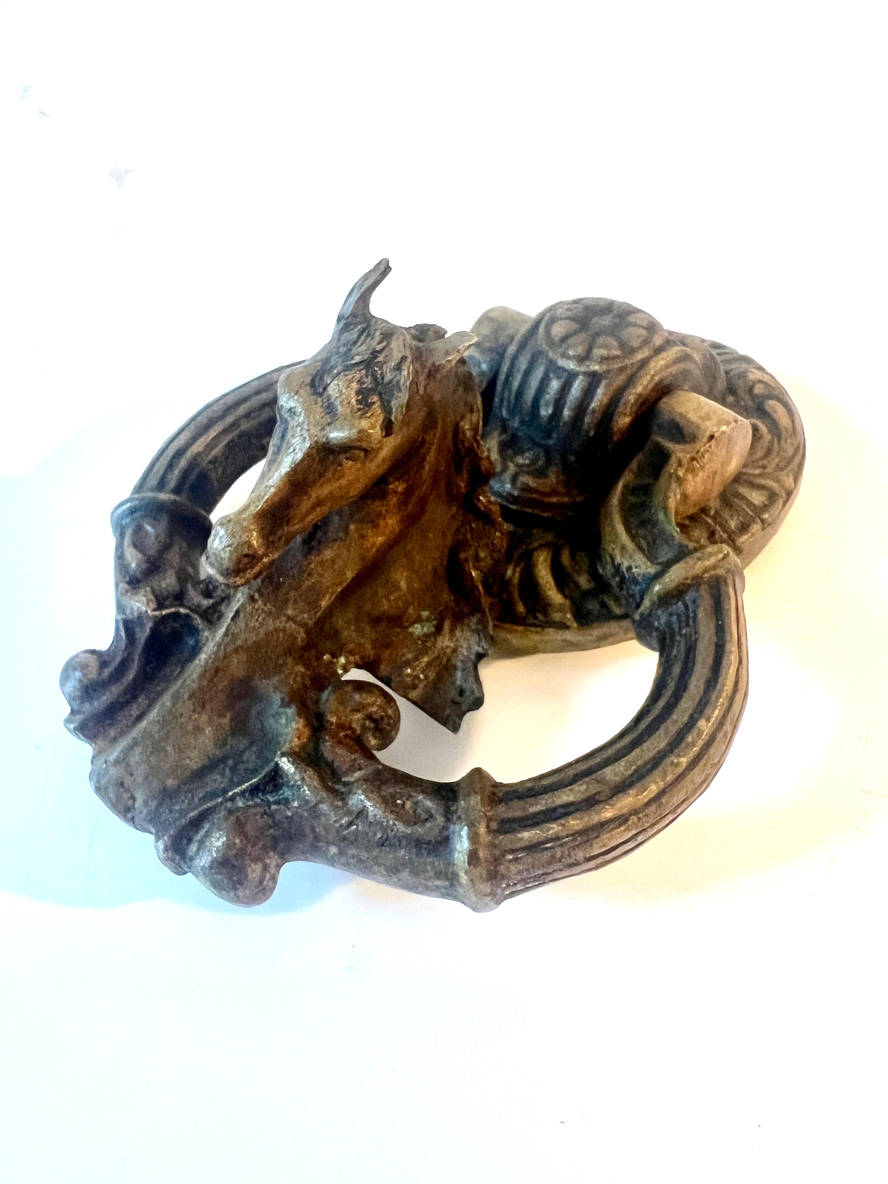XX secolo Battente per porta in bronzo massiccio con scultura in ottone a forma di testa di cavallo in vendita