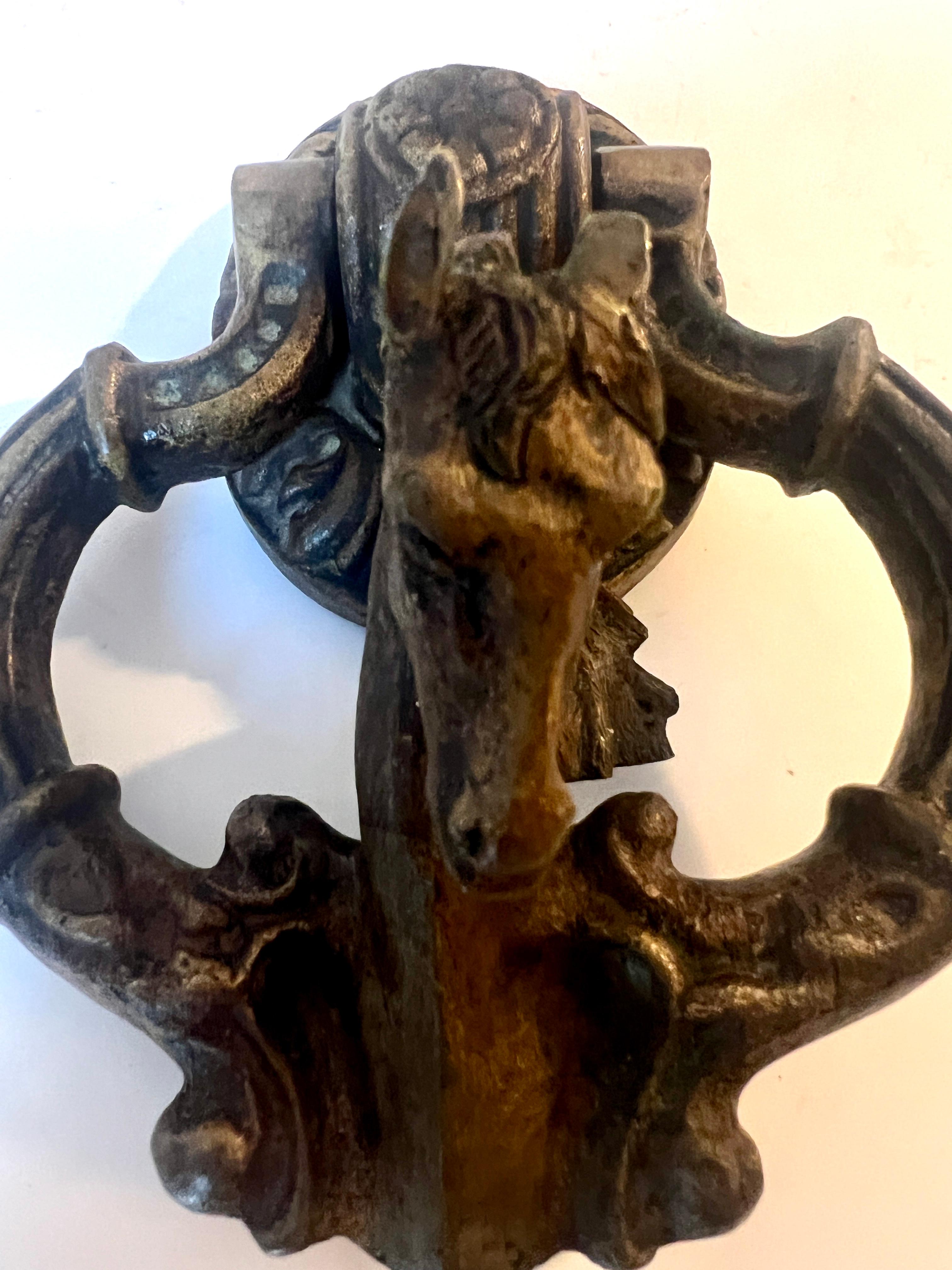 Battente per porta in bronzo massiccio con scultura in ottone a forma di testa di cavallo in vendita 1