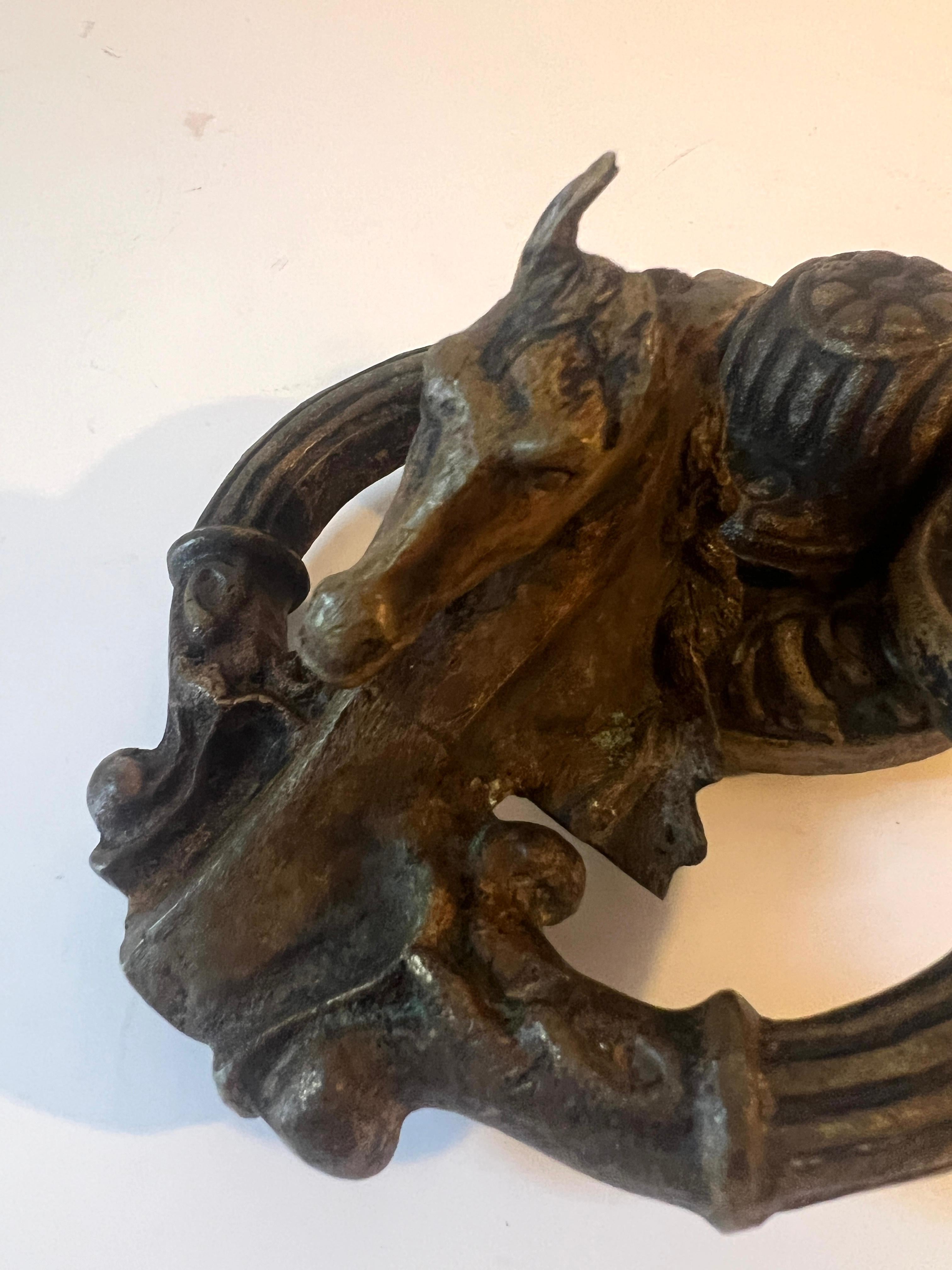 Battente per porta in bronzo massiccio con scultura in ottone a forma di testa di cavallo in vendita 2