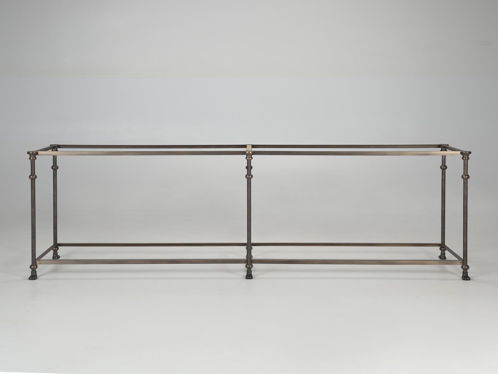 
Tavolo da divano in bronzo massiccio di ispirazione industriale francese, oppure potrebbe essere un tavolo da console in bronzo e se lo costruissimo un po' più alto, il tavolo in bronzo sarebbe adatto a un'isola da cucina. Il Sofa Table è un altro