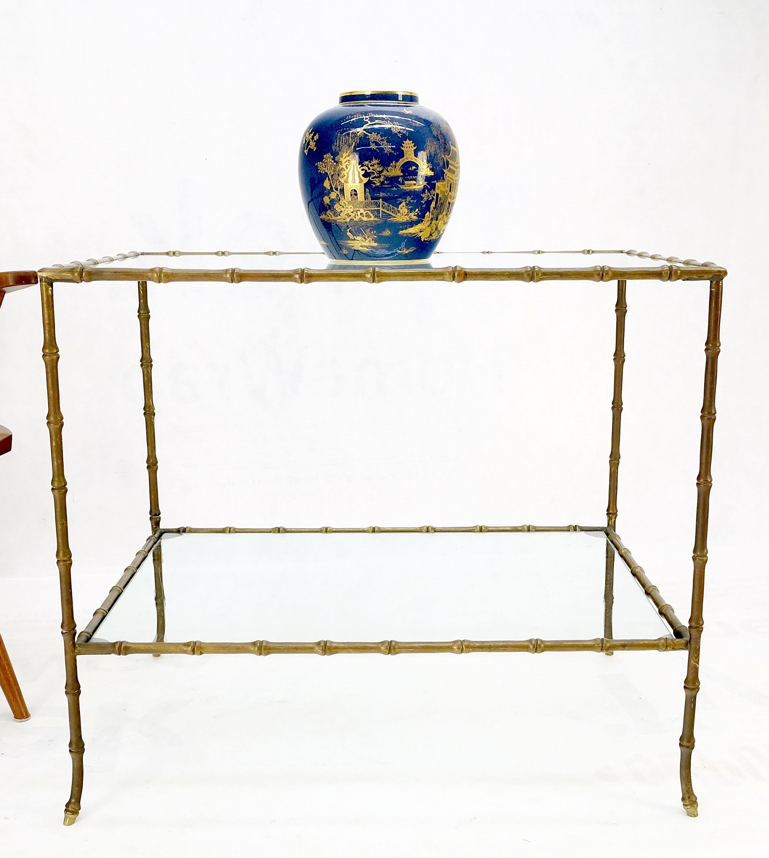 Table d'appoint rectangulaire à deux niveaux en bronze massif avec plateau en verre imitation bambou et belle patine en vente 3