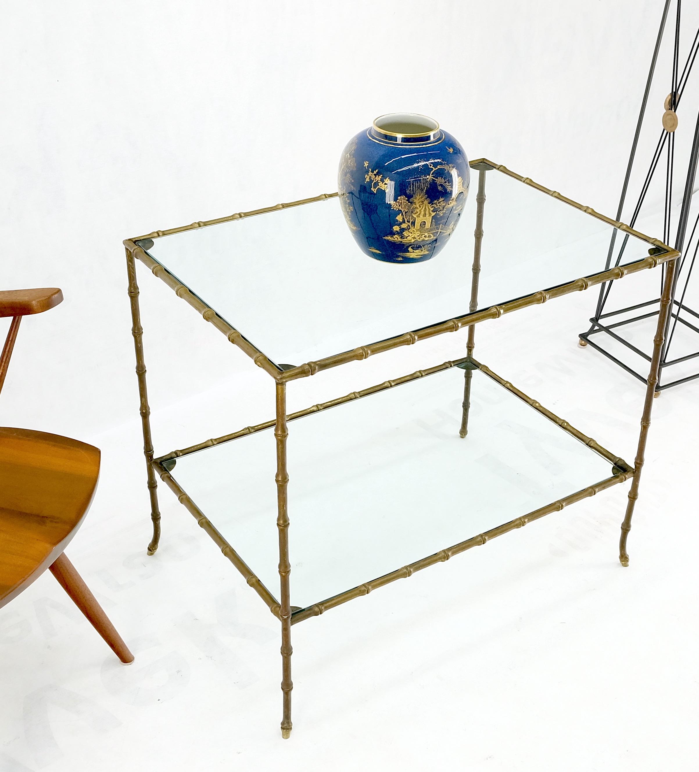 Table d'appoint rectangulaire à deux niveaux en bronze massif avec plateau en verre imitation bambou et belle patine en vente 4