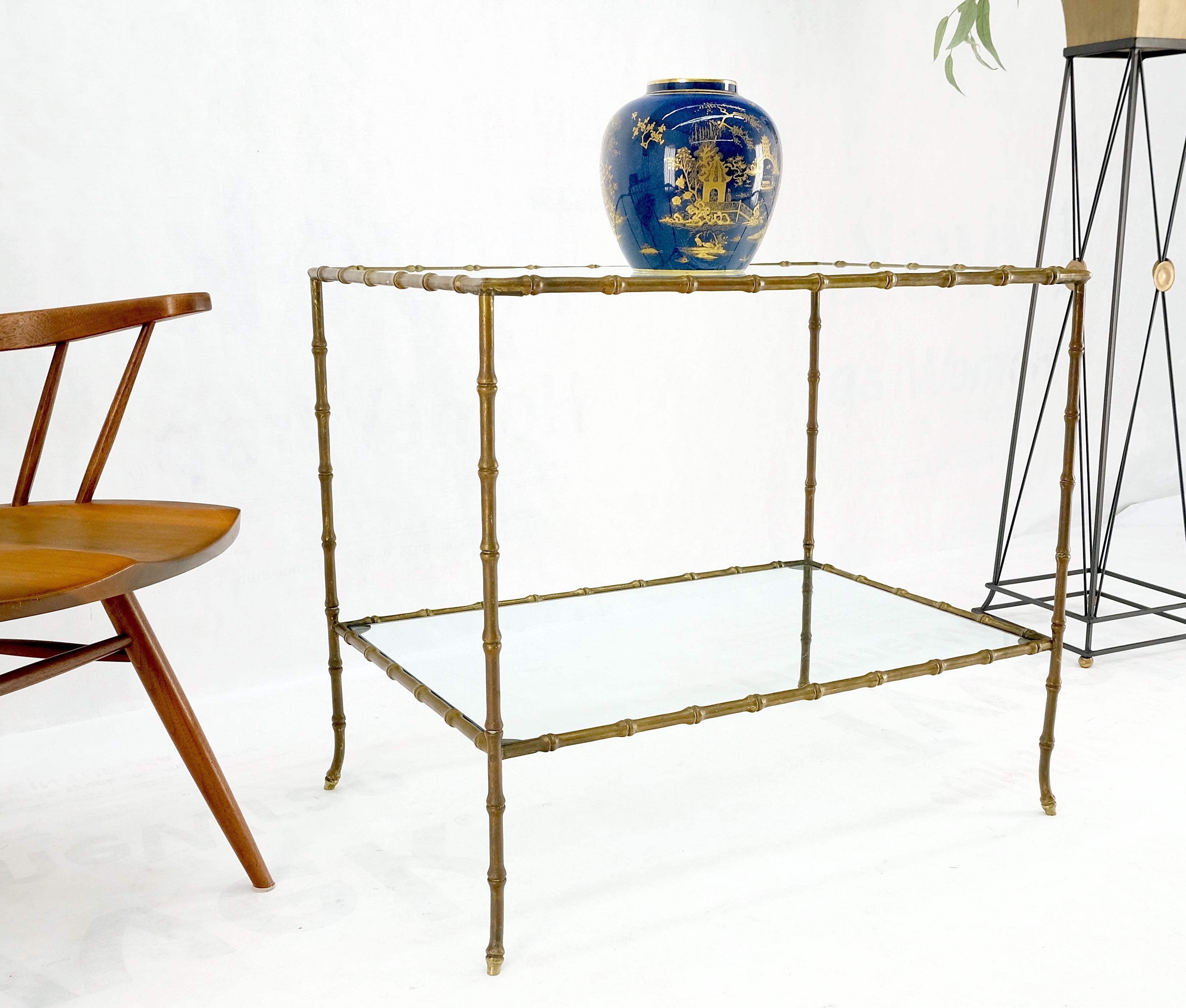 Table d'appoint rectangulaire à deux niveaux en bronze massif avec plateau en verre imitation bambou et belle patine en vente 5