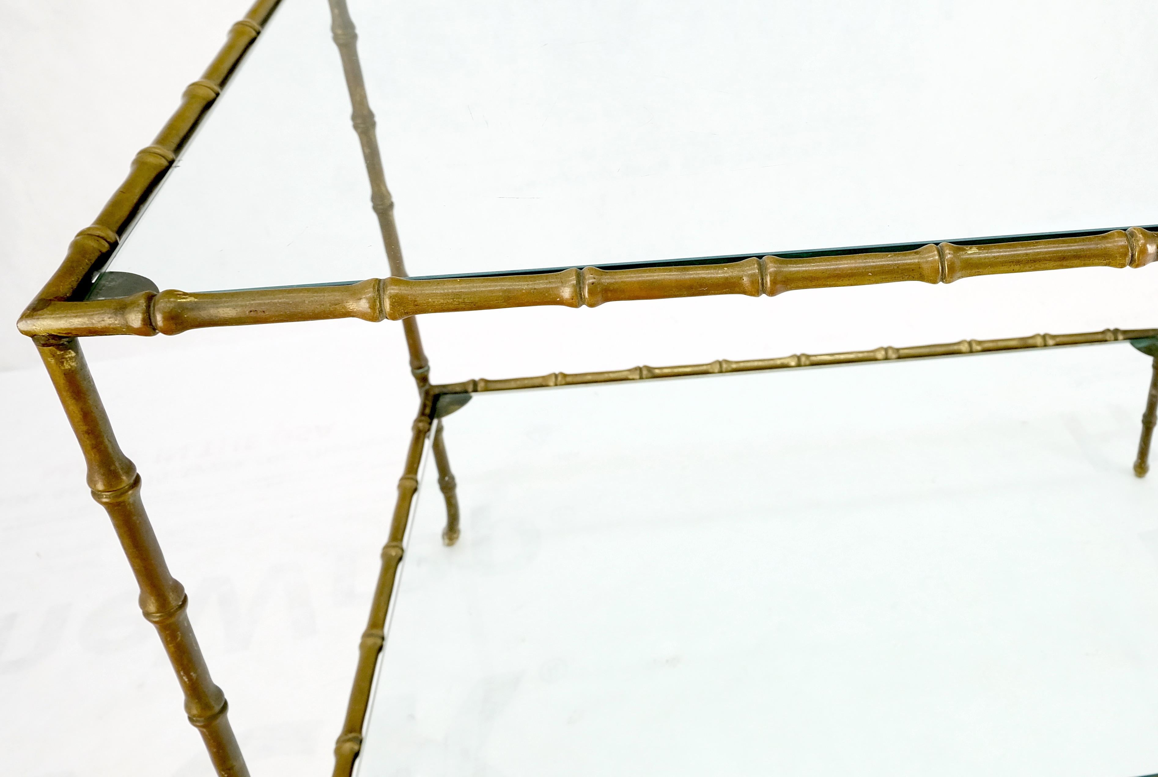 Table basse occasionnelle en bronze massif à deux niveaux avec dessus en verre en faux bambou.