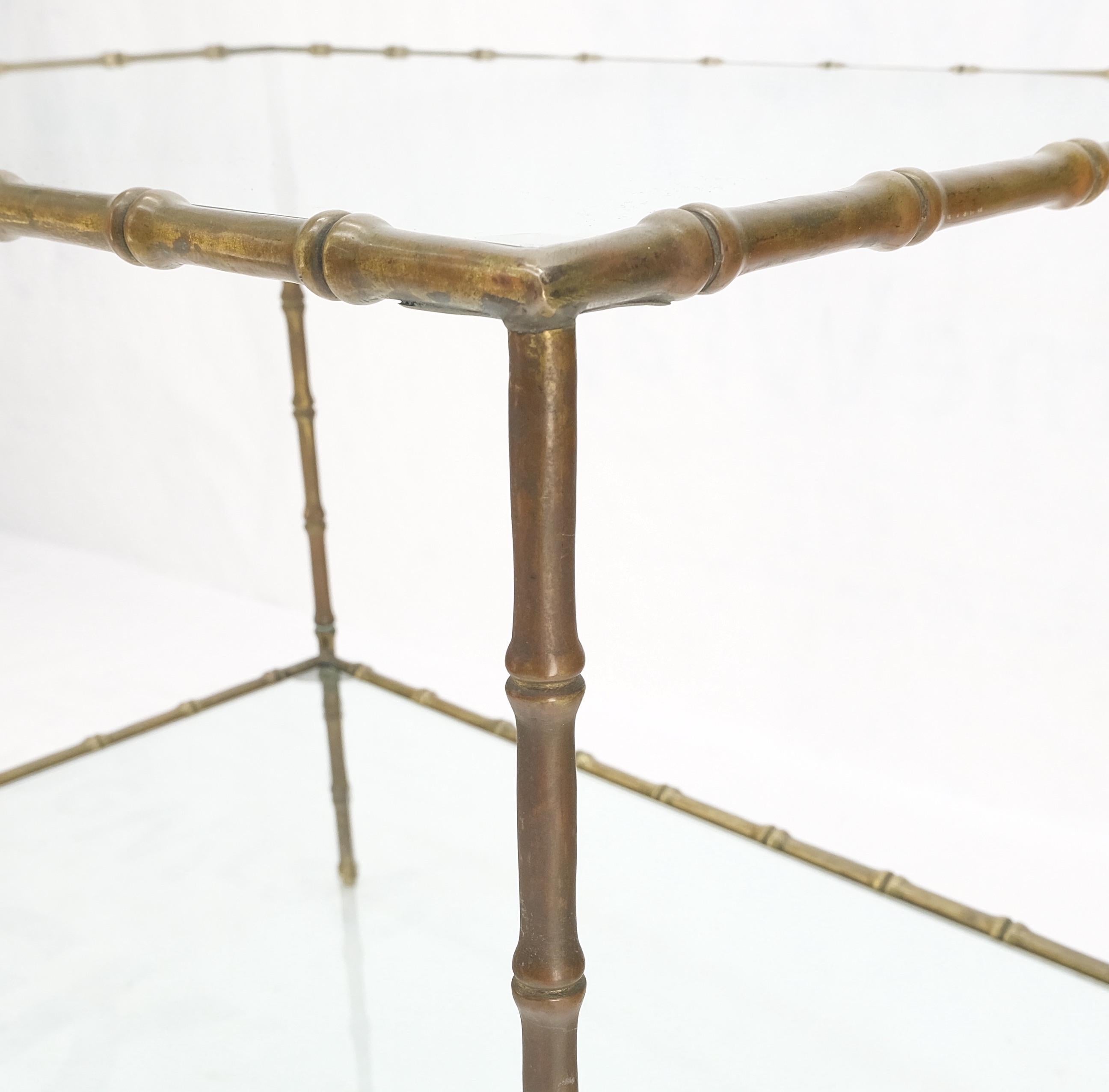 Mid-Century Modern Table d'appoint rectangulaire à deux niveaux en bronze massif avec plateau en verre imitation bambou et belle patine en vente