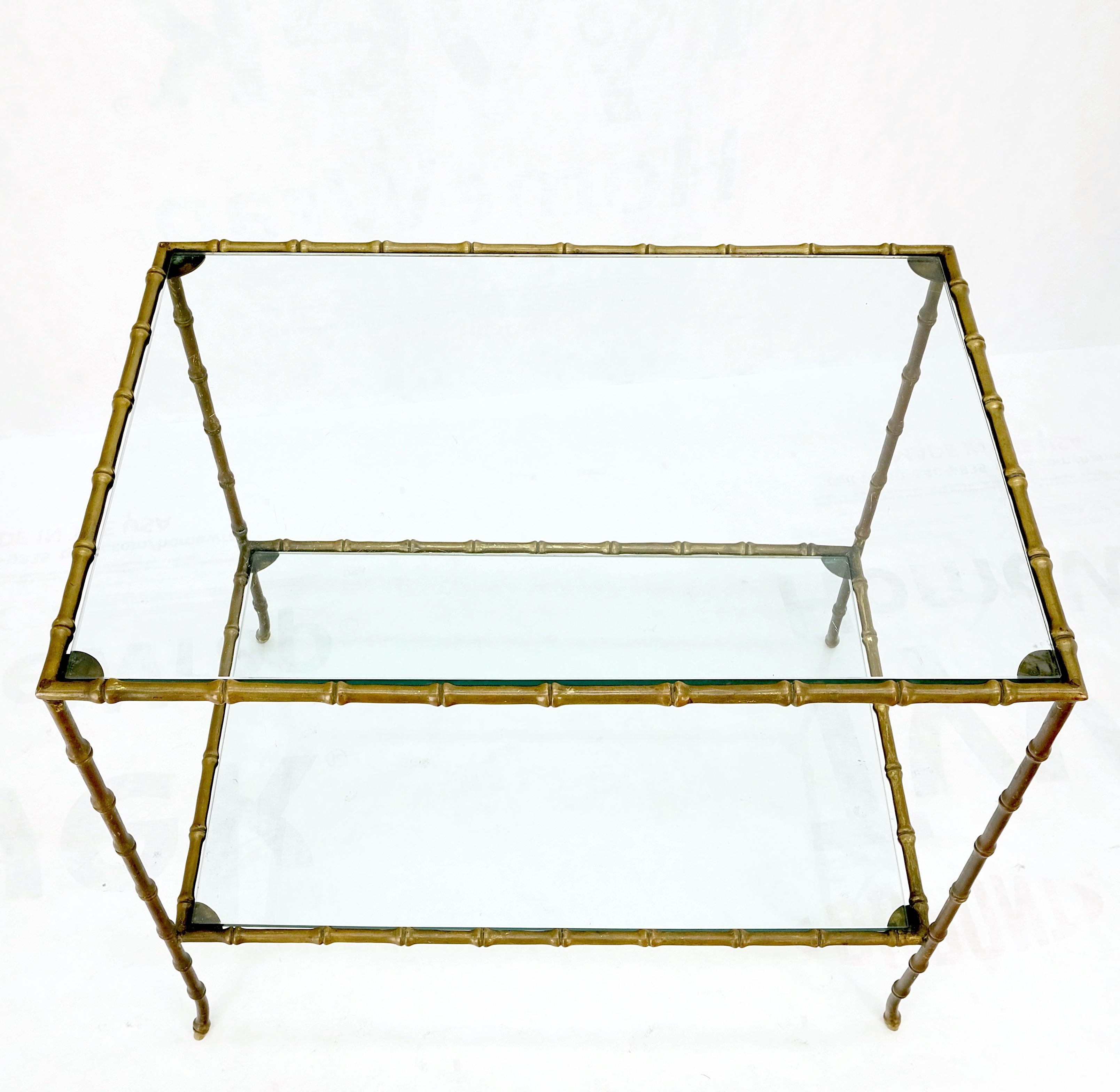 Laiton Table d'appoint rectangulaire à deux niveaux en bronze massif avec plateau en verre imitation bambou et belle patine en vente