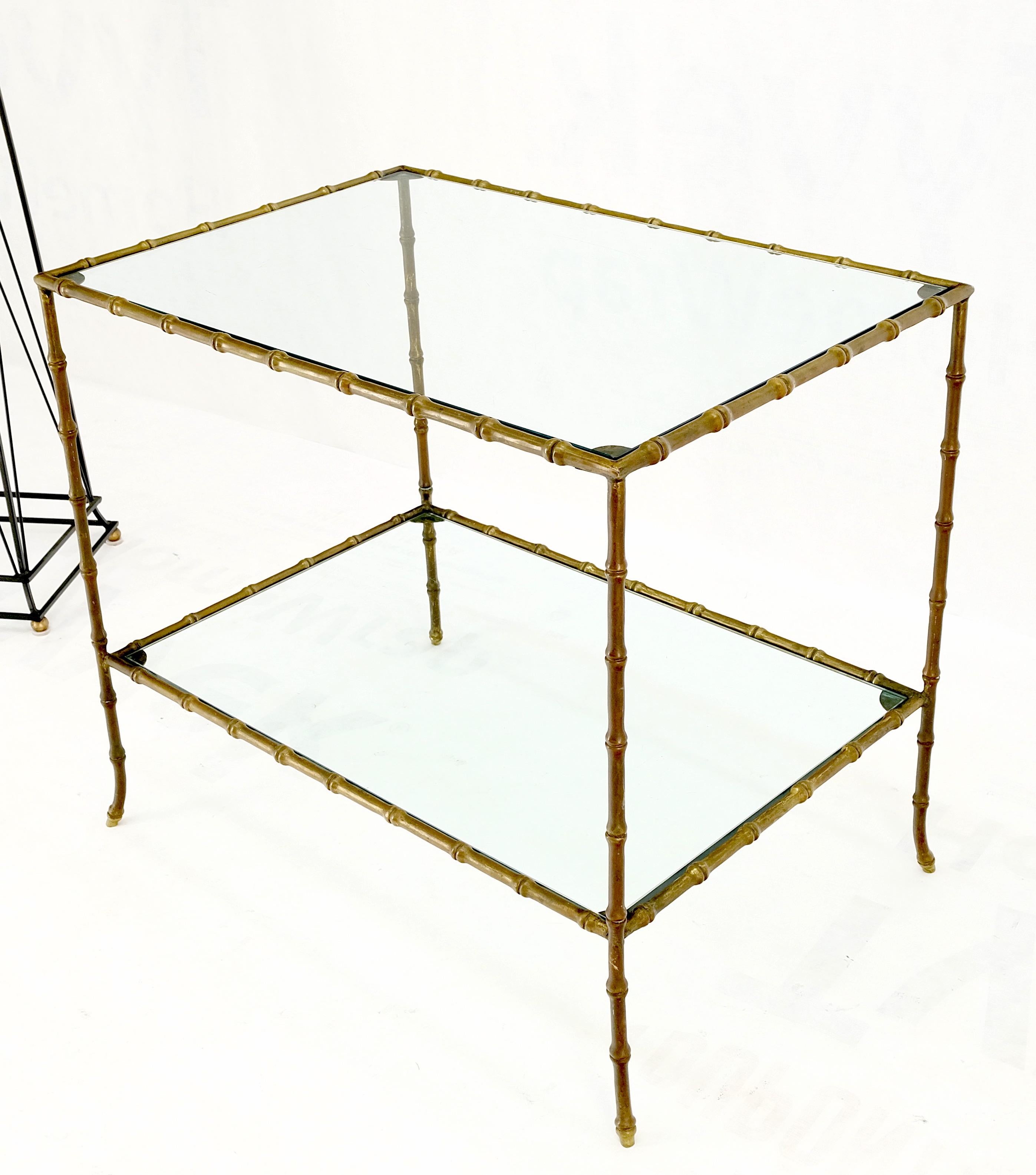 Table d'appoint rectangulaire à deux niveaux en bronze massif avec plateau en verre imitation bambou et belle patine en vente 1