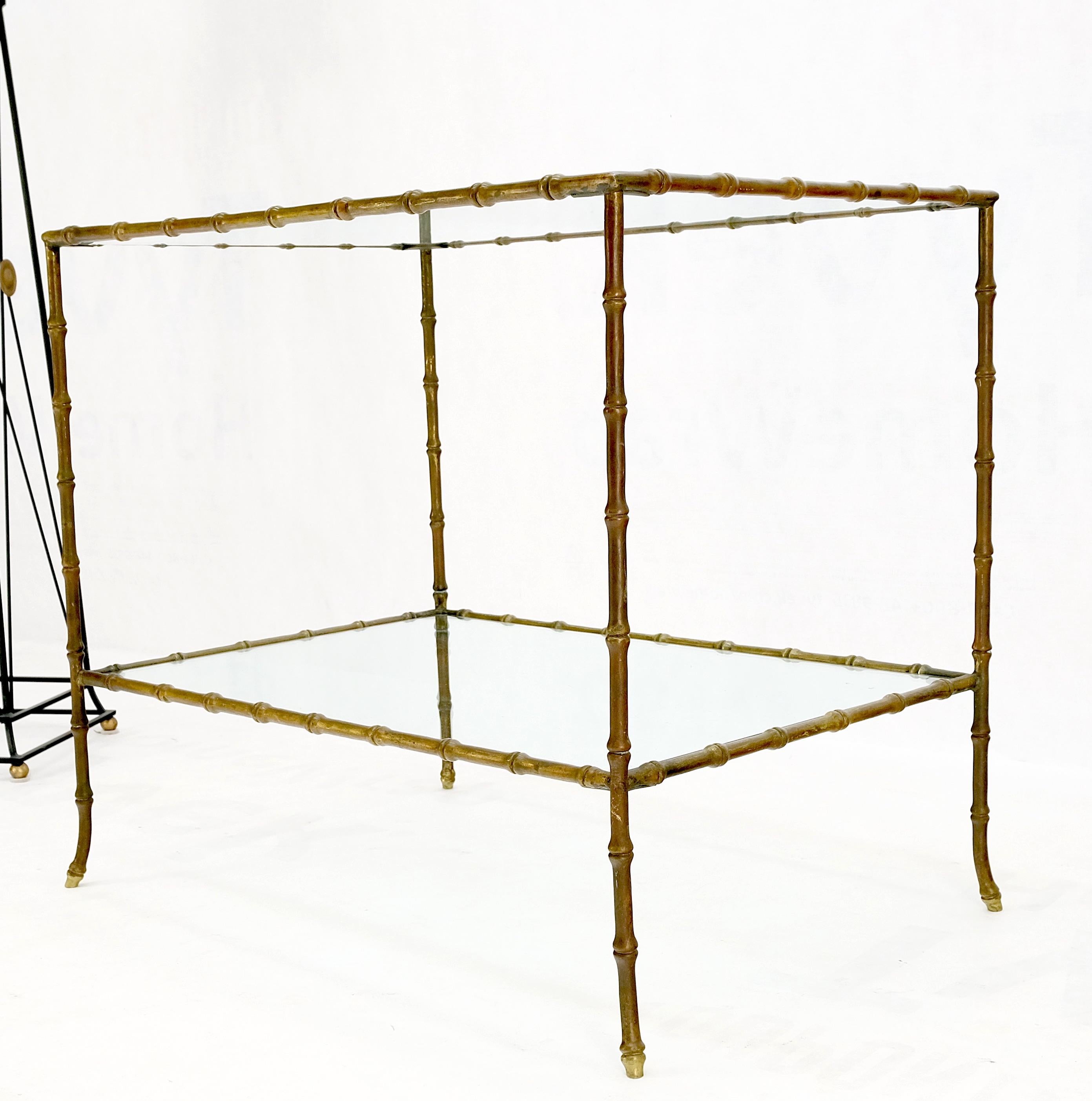 Table d'appoint rectangulaire à deux niveaux en bronze massif avec plateau en verre imitation bambou et belle patine en vente 2