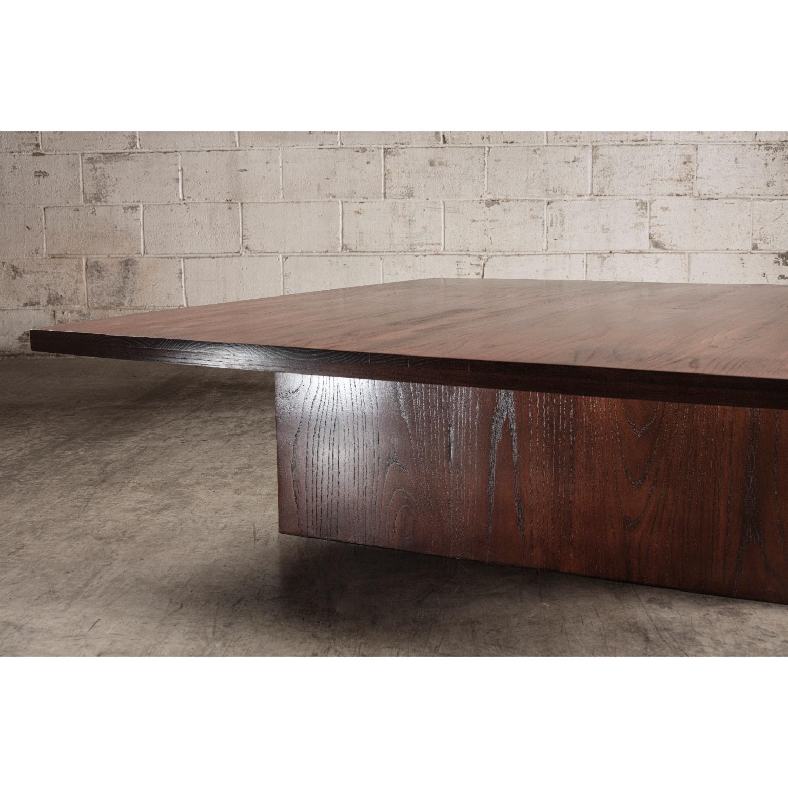 Table basse carrée en chêne massif brun par No Age Studio Neuf - En vente à Geneve, CH