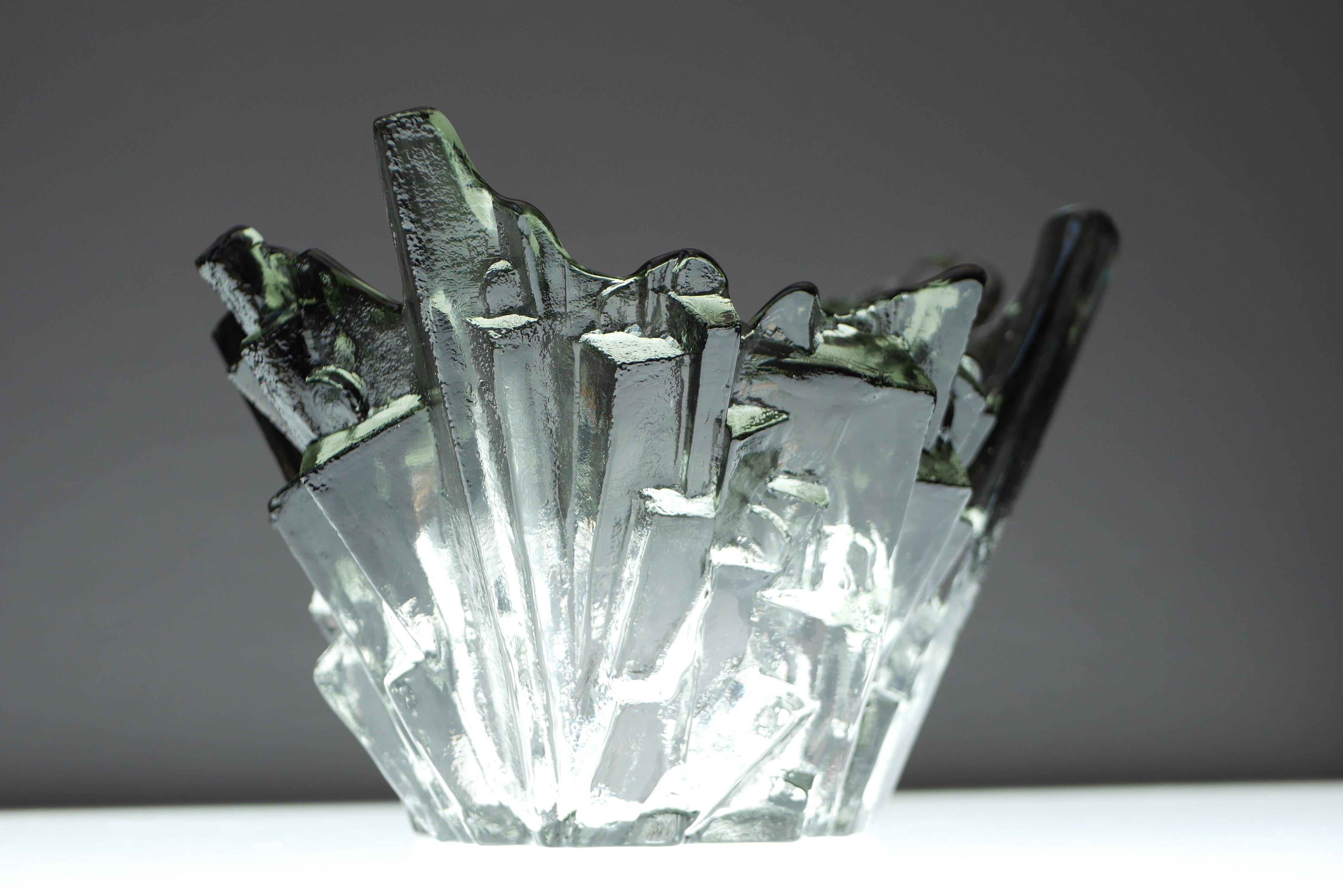 Dies ist ein handgefertigtes Meisterwerk des Brutalismus, eine Kristallglasschale, die von dem talentierten Pertti Santalahti für Humppila Finnland hergestellt und signiert wurde. Die Form ist sehr ungewöhnlich, ebenso wie die verwendete Technik,