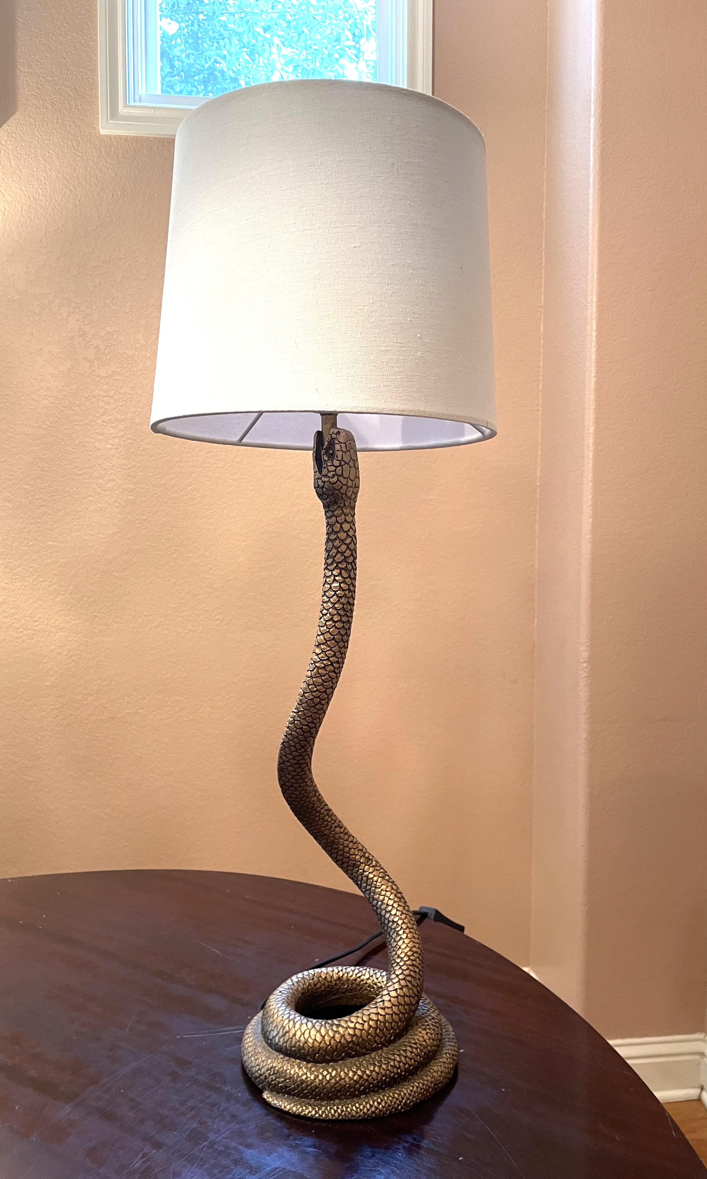 Diese Schlangenlampe ist ein exotisches Akzentstück für jeden Raum - Bar, Arbeitszimmer, Flurtisch oder Puderzimmer! Diese Lampe ist aus massivem, brüniertem Messing und neu verkabelt. Der Schirm ist aus weichem Leinen gefertigt. Sie strahlt ein