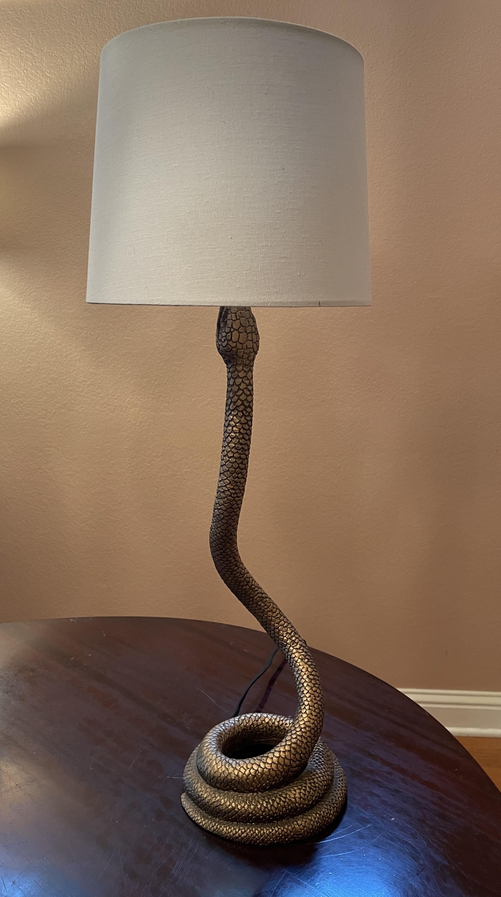 Cobra-Schreibtisch- oder Tischlampe aus massivem brüniertem Messing mit weißem Schirm (Böhmisch) im Angebot