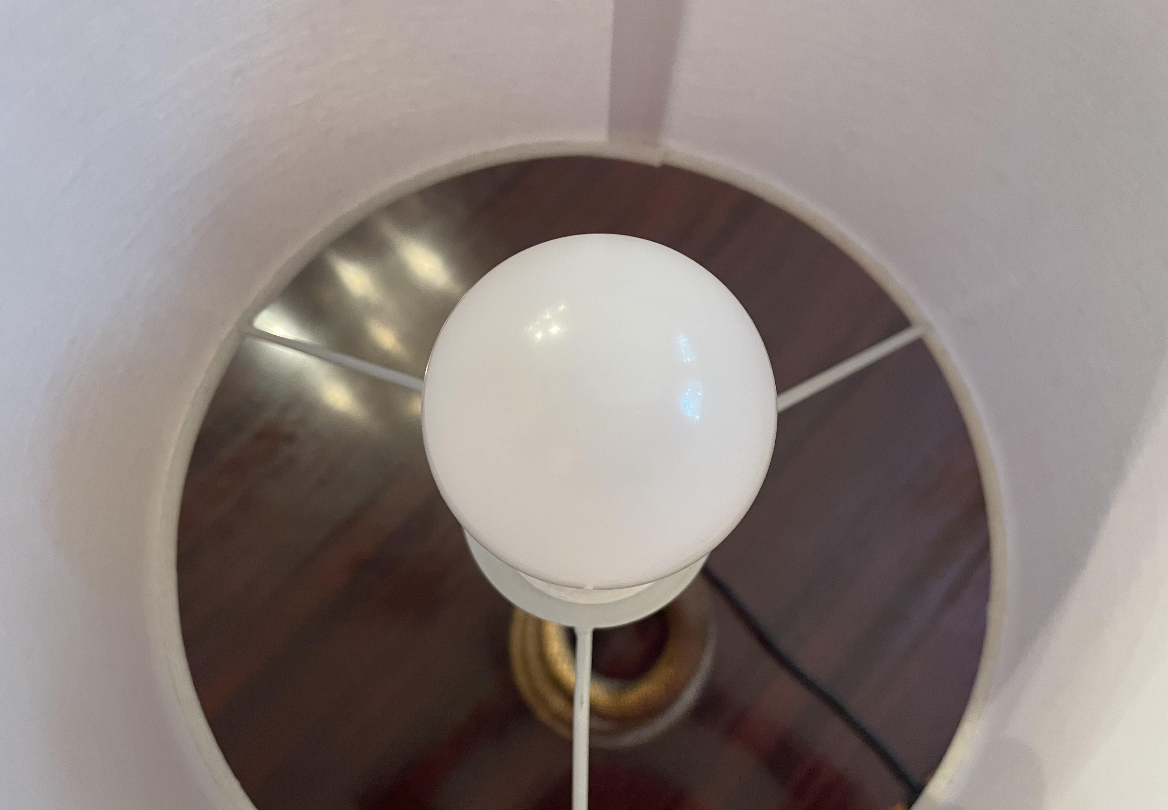 Cobra-Schreibtisch- oder Tischlampe aus massivem brüniertem Messing mit weißem Schirm im Zustand „Hervorragend“ im Angebot in Austin, TX