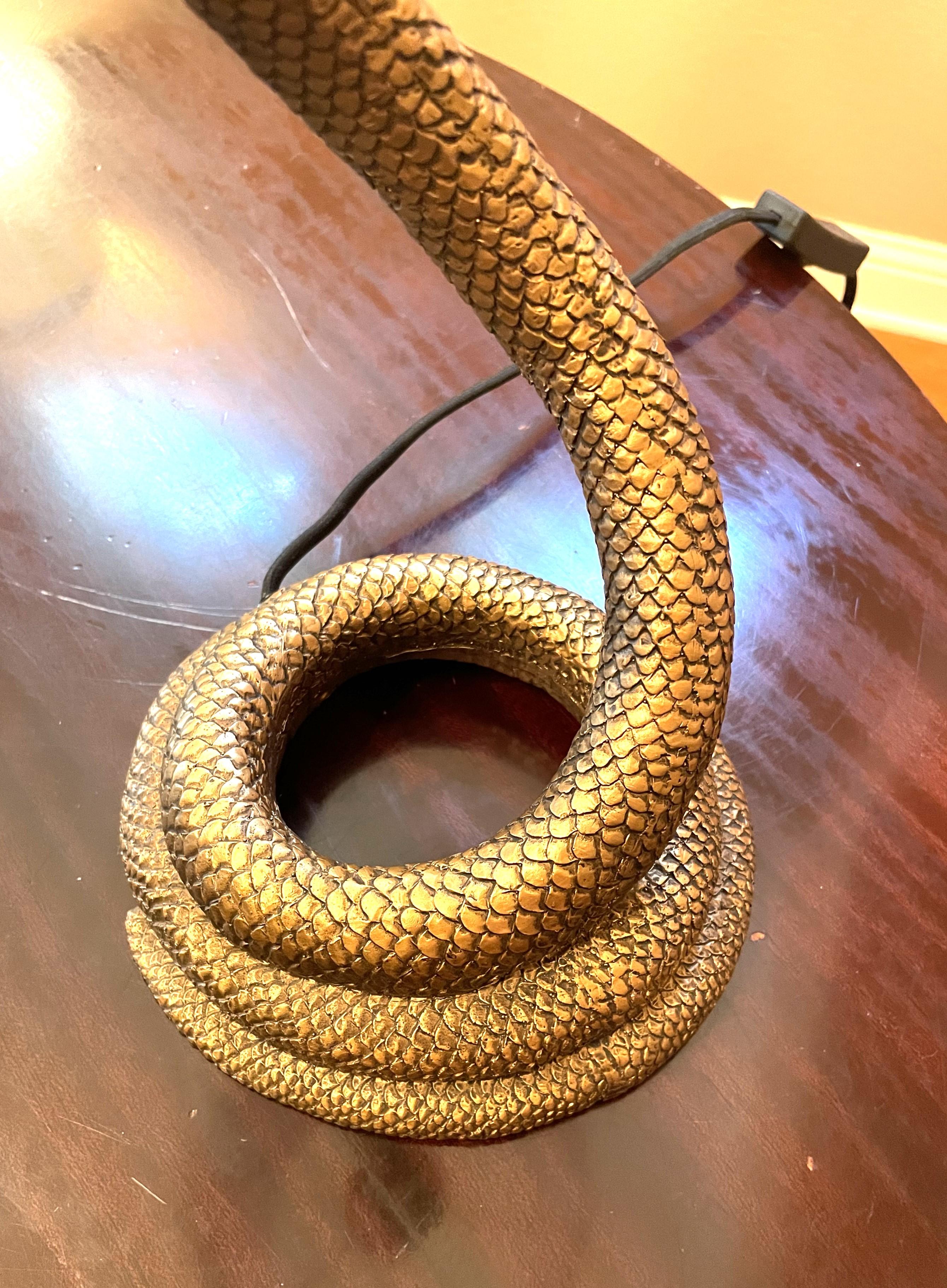 Cobra-Schreibtisch- oder Tischlampe aus massivem brüniertem Messing mit weißem Schirm (20. Jahrhundert) im Angebot