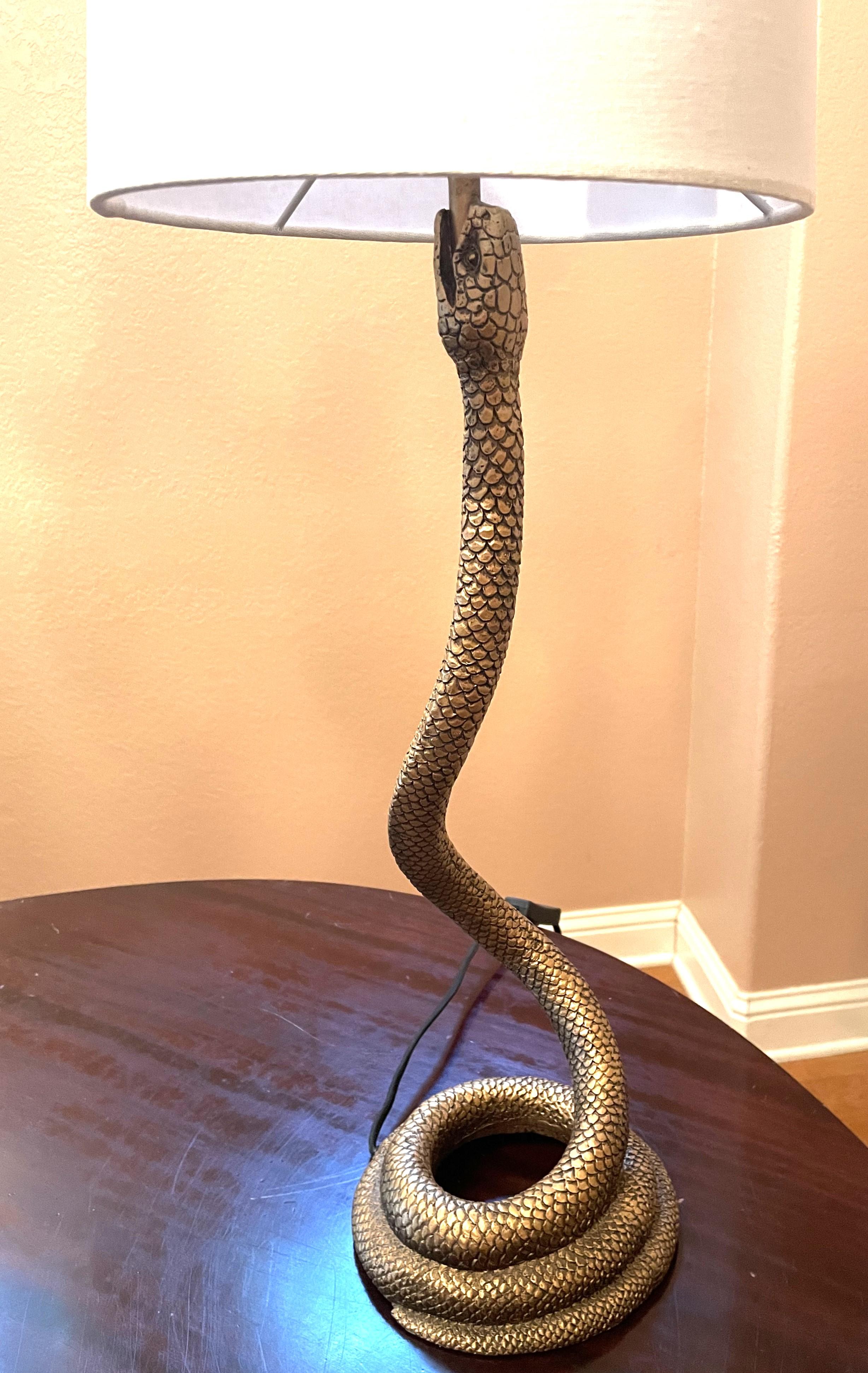 Cobra-Schreibtisch- oder Tischlampe aus massivem brüniertem Messing mit weißem Schirm im Angebot 1