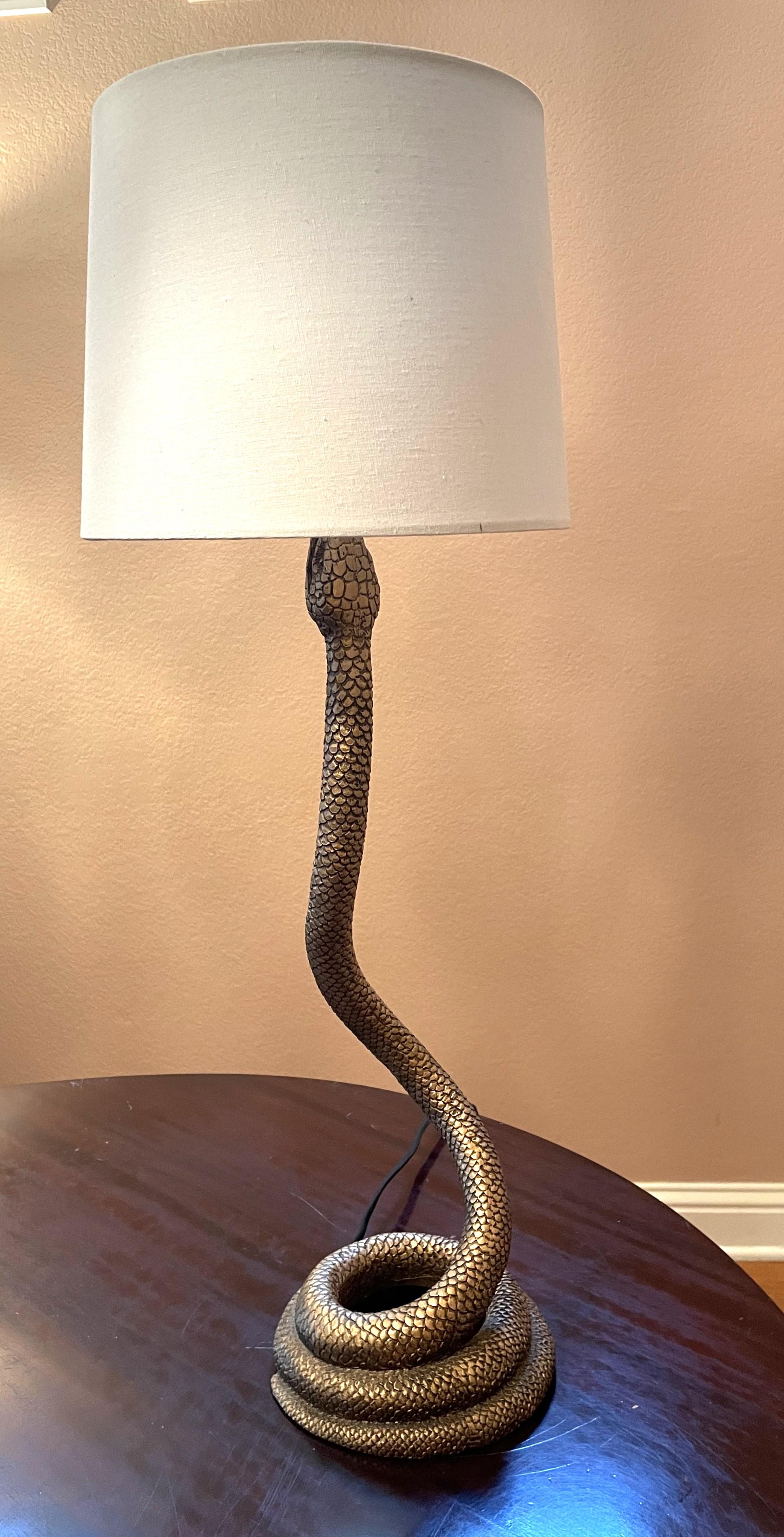 Cobra-Schreibtisch- oder Tischlampe aus massivem brüniertem Messing mit weißem Schirm im Angebot 2