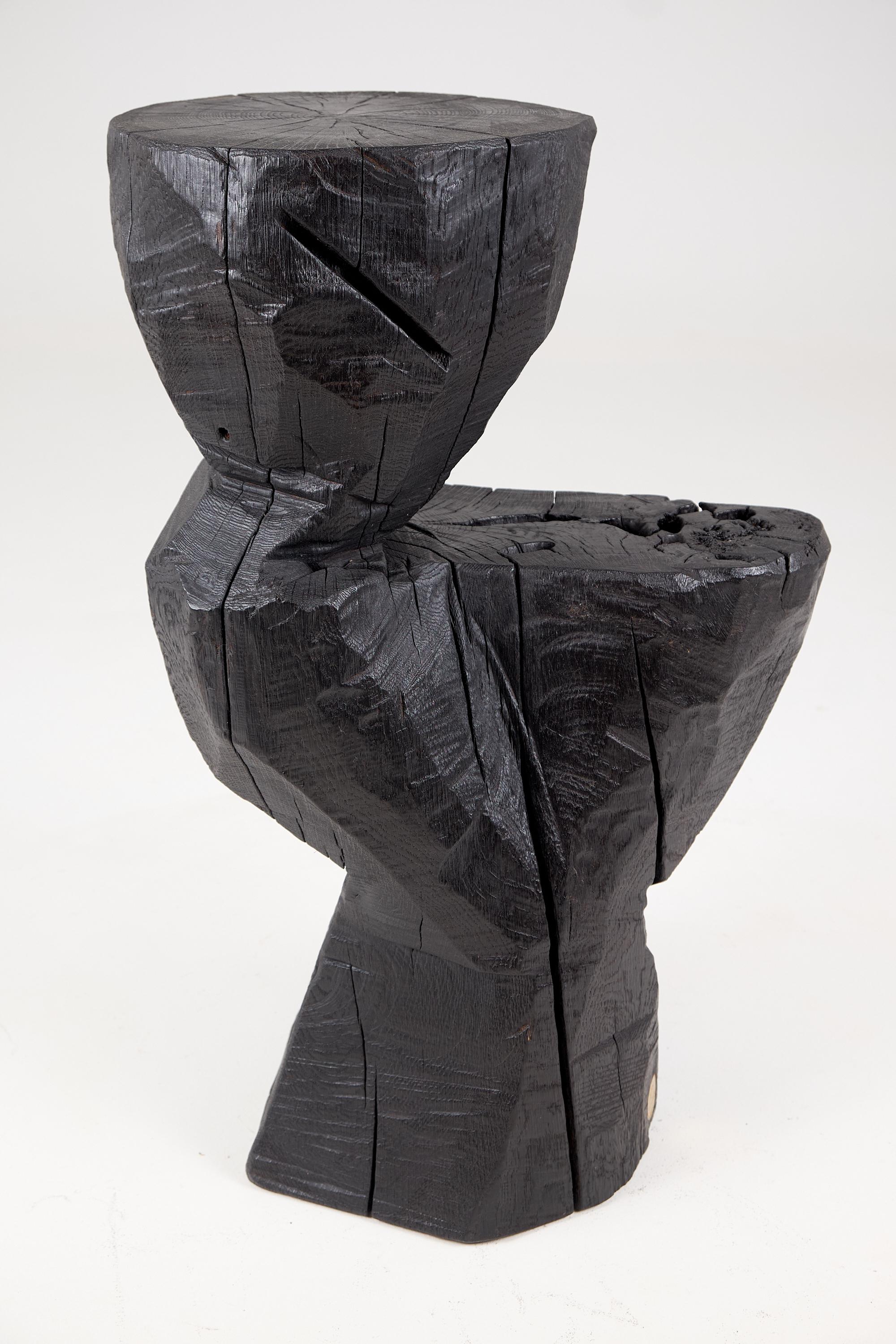 Table d'appoint/pédestal sculpté à la tronçonneuse. Sculpté dans une seule pièce de bois de chêne brûlé et protégé par des huiles de la plus haute qualité, il est durable pour des générations. Un tel design unique fait à la main mettra en valeur