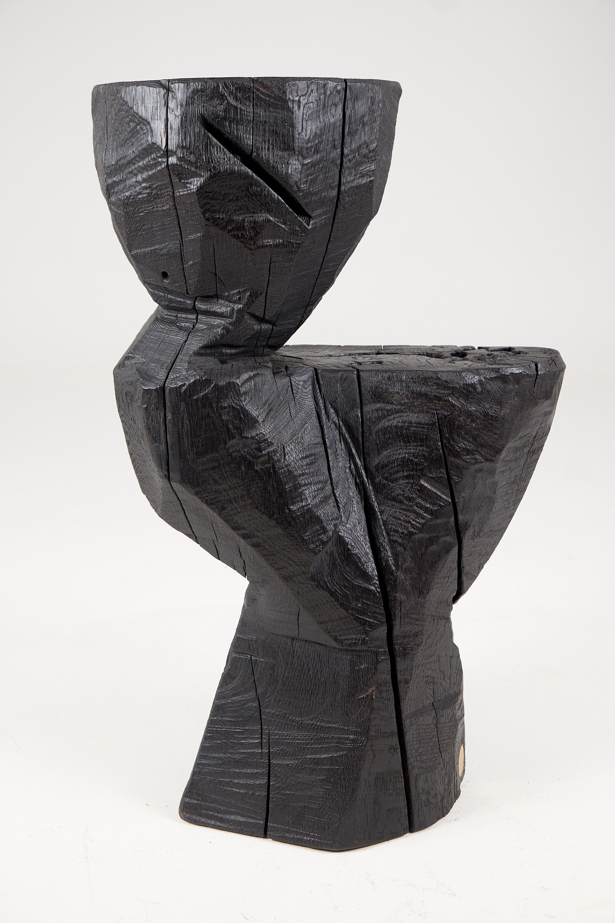 Brutalisme Solid Burnt Black Wood, Rustic Sculptural Side Table/Pedestal, Unique, Logniture en vente