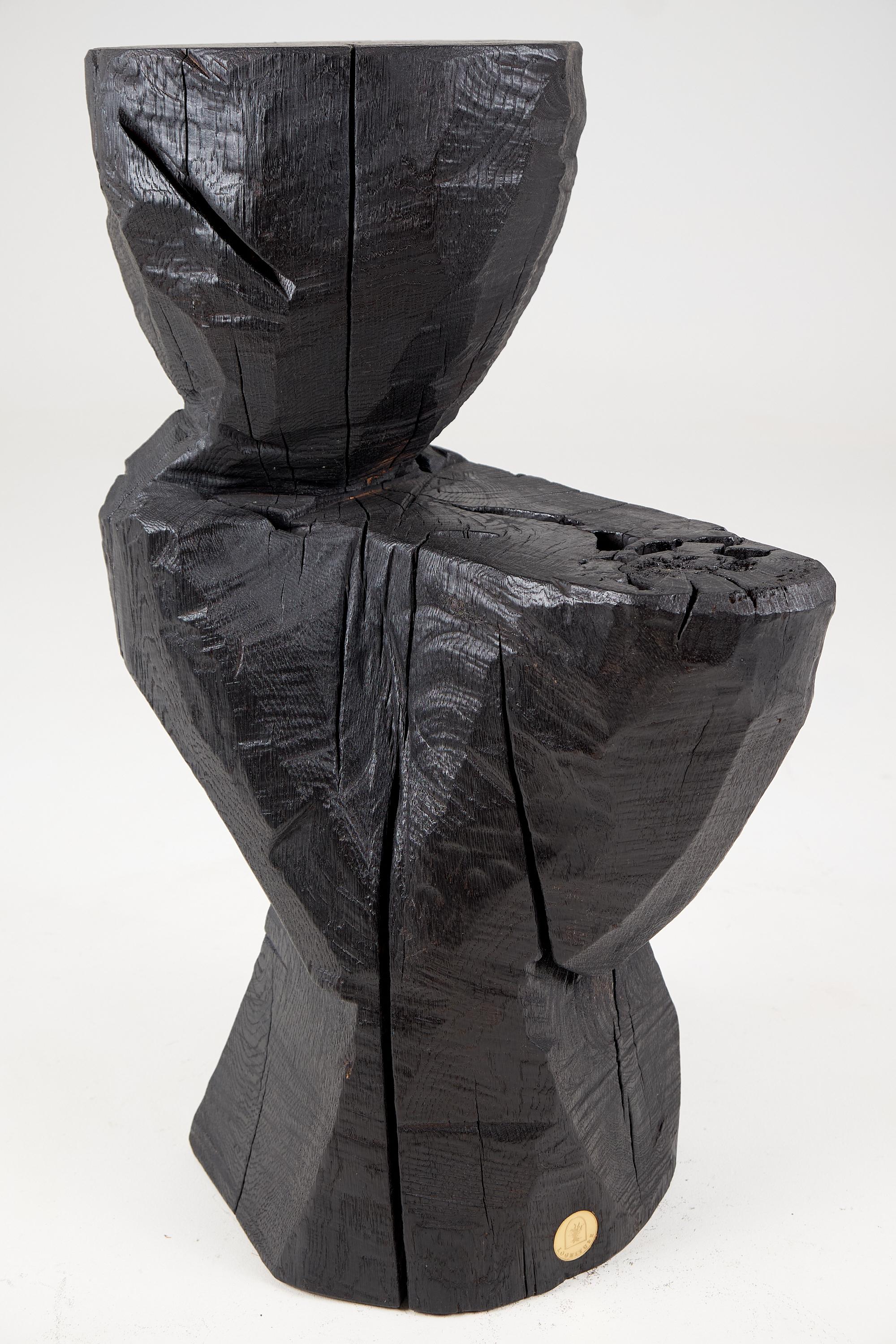 Croate Solid Burnt Black Wood, Rustic Sculptural Side Table/Pedestal, Unique, Logniture en vente