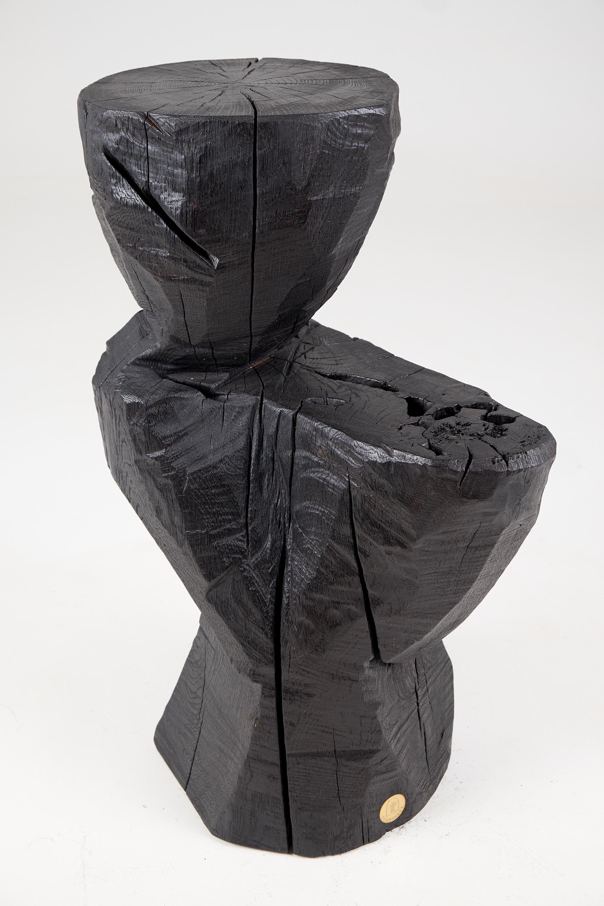 Sculpté Solid Burnt Black Wood, Rustic Sculptural Side Table/Pedestal, Unique, Logniture en vente