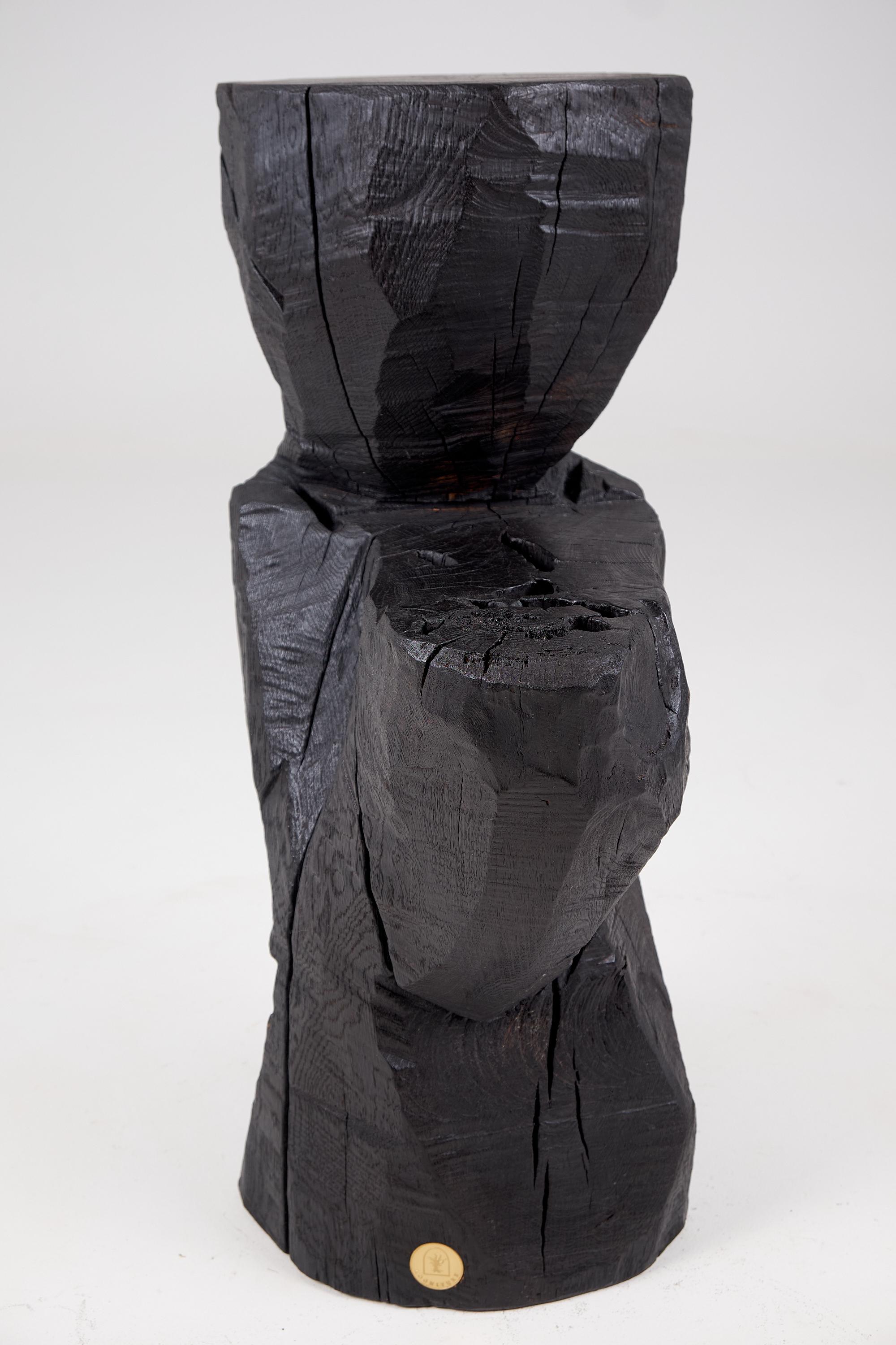 Bois Solid Burnt Black Wood, Rustic Sculptural Side Table/Pedestal, Unique, Logniture en vente