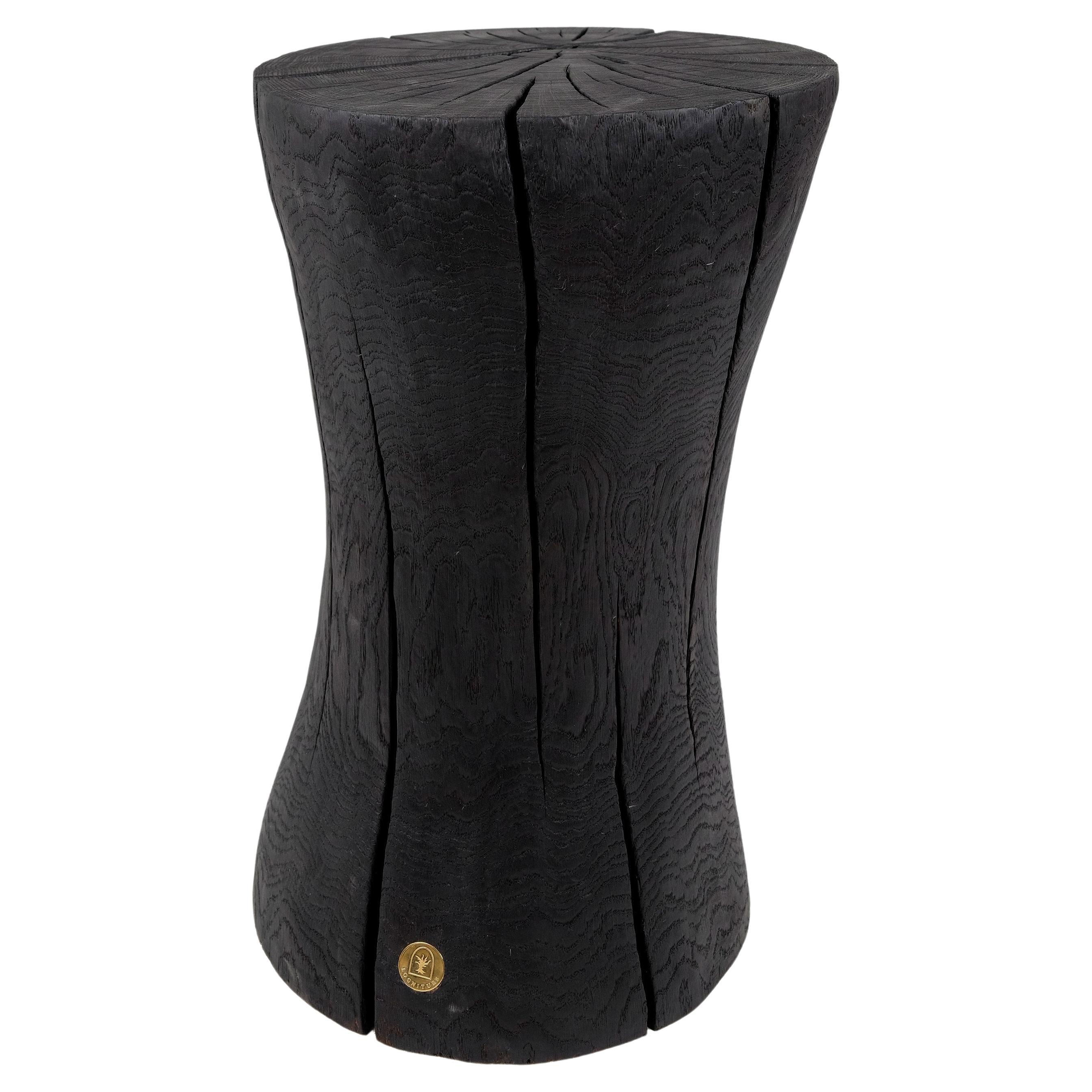 Mesa Auxiliar/Pedestal Escultórico Brutalista de Madera Maciza Quemada,  Único, Jownik
