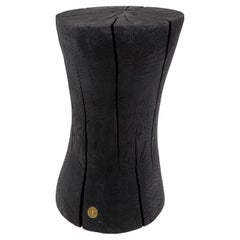 Mesa Auxiliar/Pedestal Escultórico Brutalista de Madera Maciza Quemada,  Único, Jownik