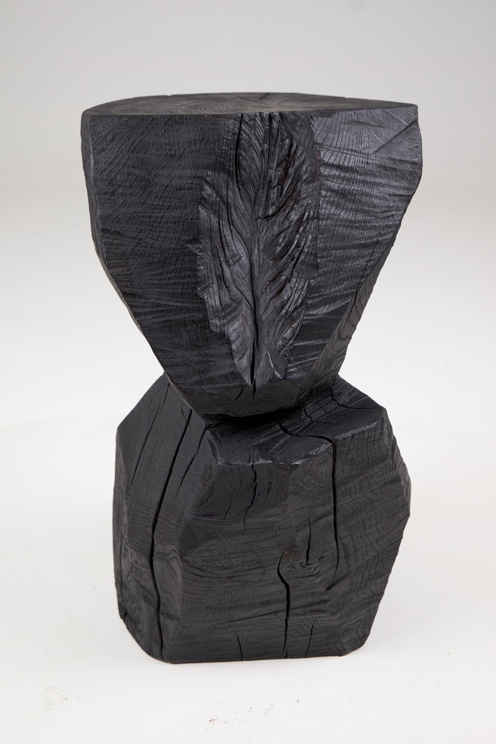 Table d'appoint/pédestal sculpté à la tronçonneuse. Sculpté dans une seule pièce de bois de chêne brûlé et protégé par des huiles de la plus haute qualité, il est durable pour des générations. Un tel design unique fait à la main mettra en valeur