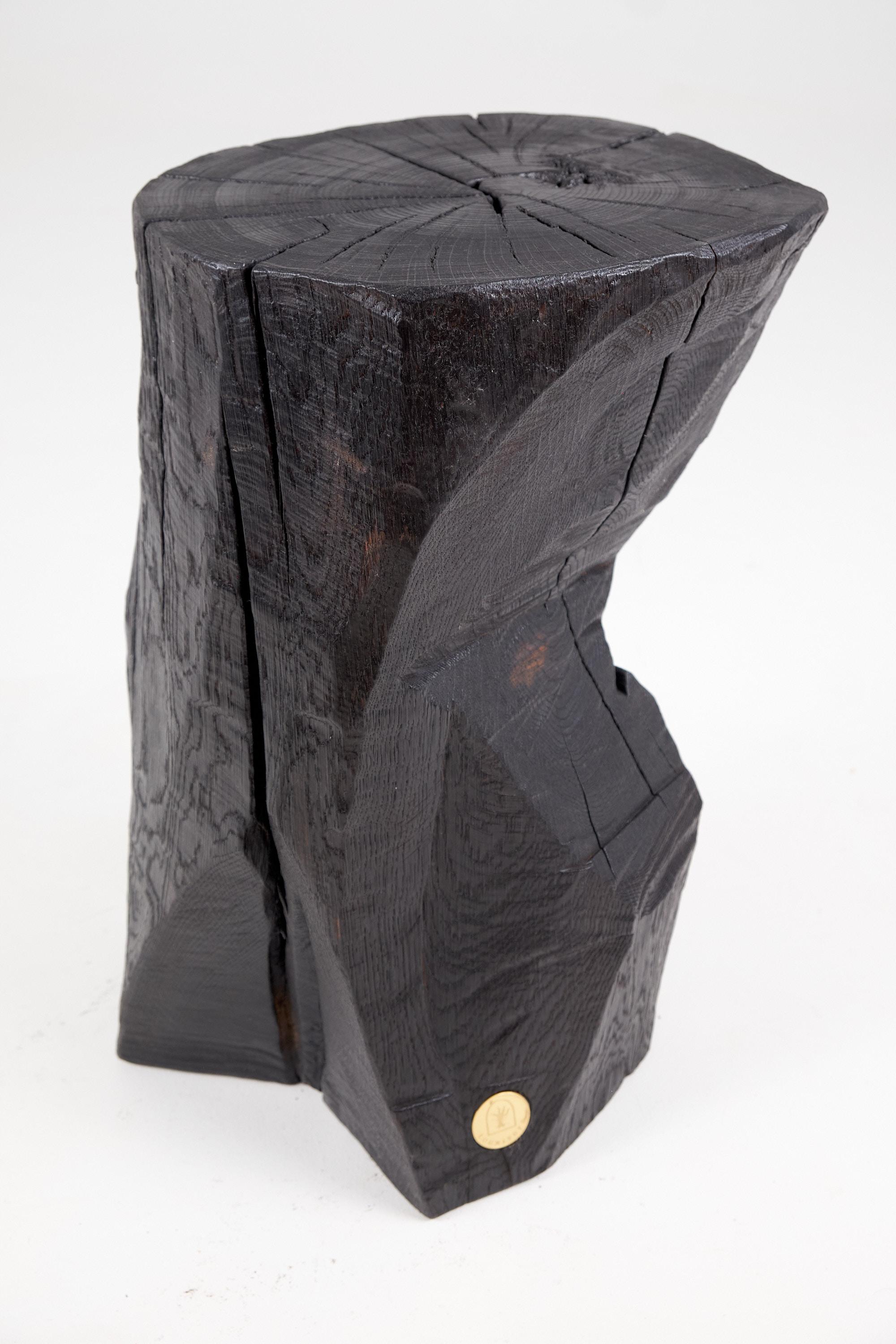 Brutalisme Solid Burnt Black Wood, Rustic Sculptural Side Table/Pedestal, Unique, Logniture en vente