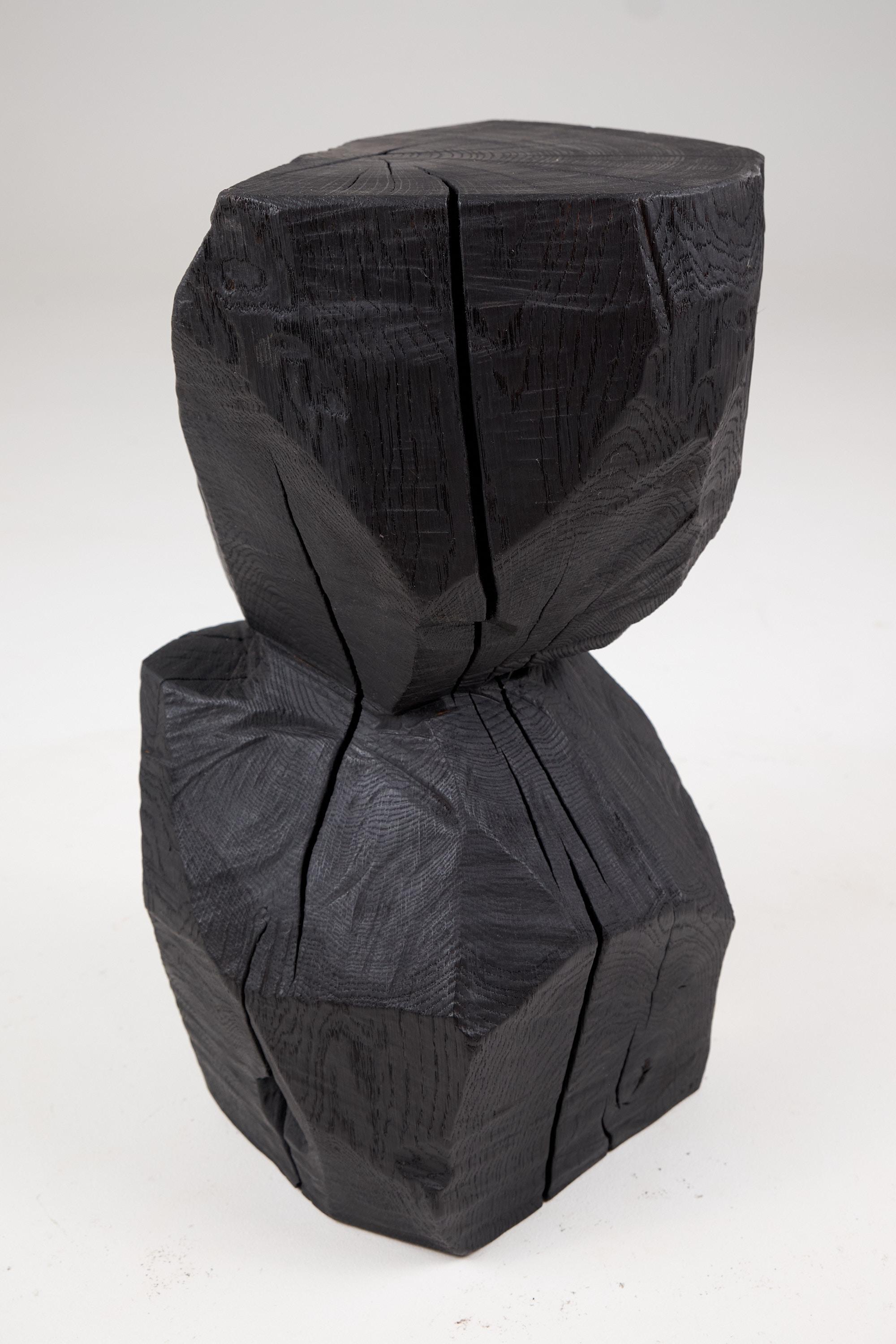Sculpté Solid Burnt Black Wood, Rustic Sculptural Side Table/Pedestal, Unique, Logniture en vente