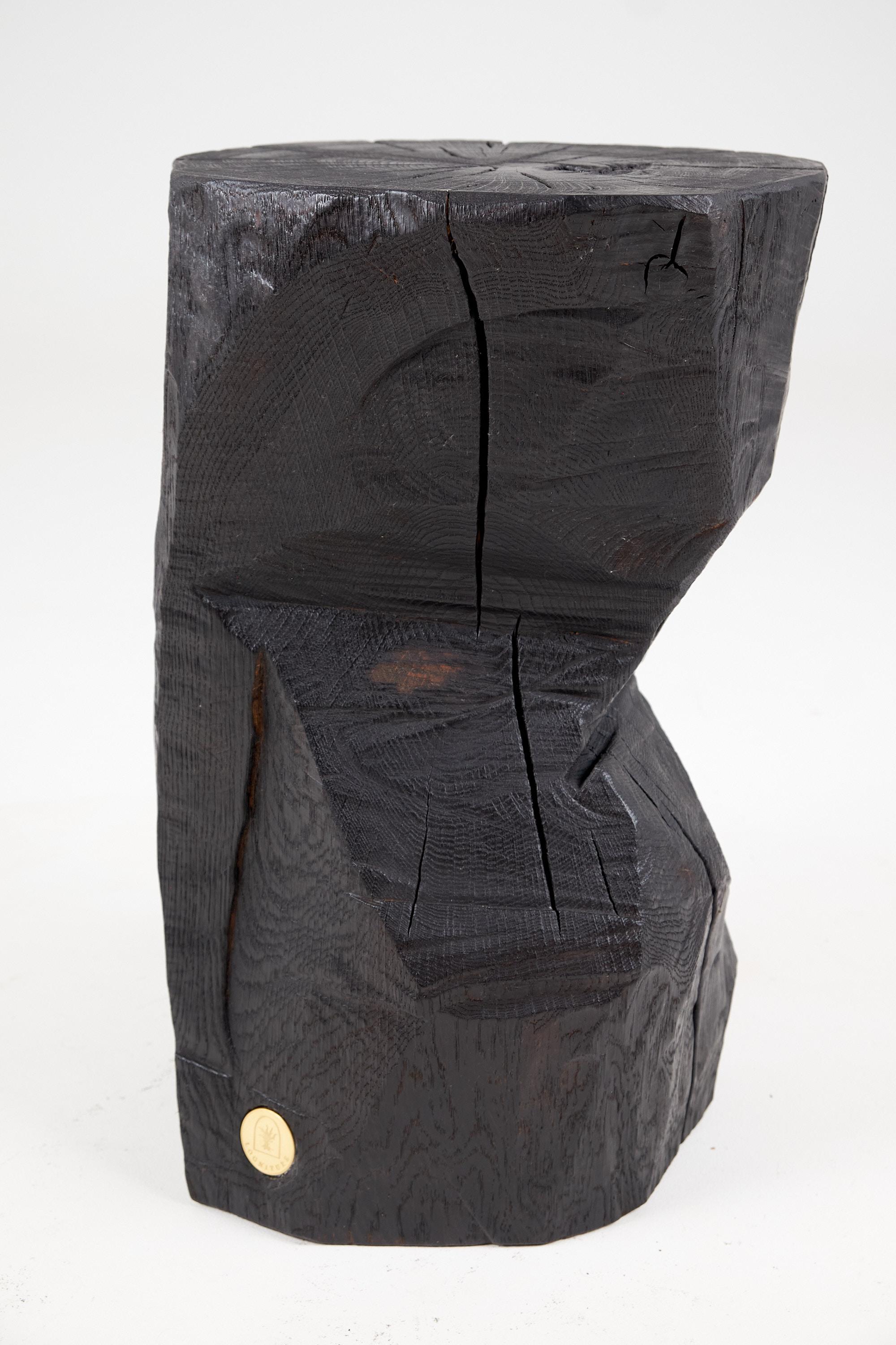 Sculpté Solid Burnt Black Wood, Rustic Sculptural Side Table/Pedestal, Unique, Logniture en vente