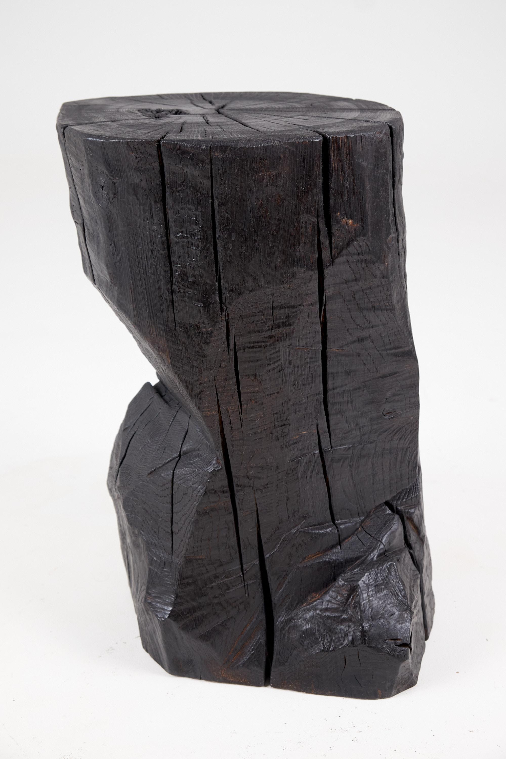 Bois Solid Burnt Black Wood, Rustic Sculptural Side Table/Pedestal, Unique, Logniture en vente